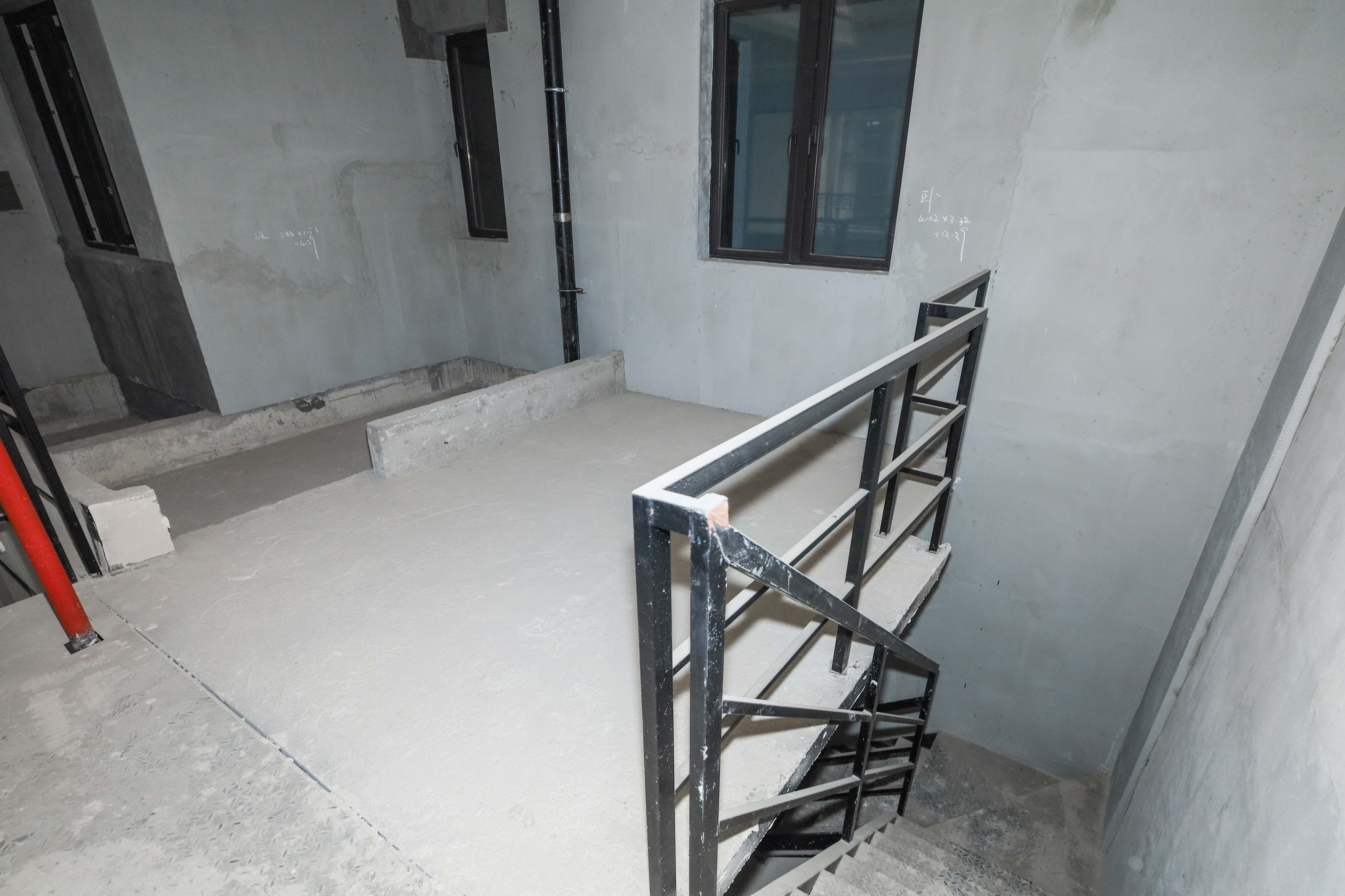 建发央著  4室2厅2卫   210.00万卧室