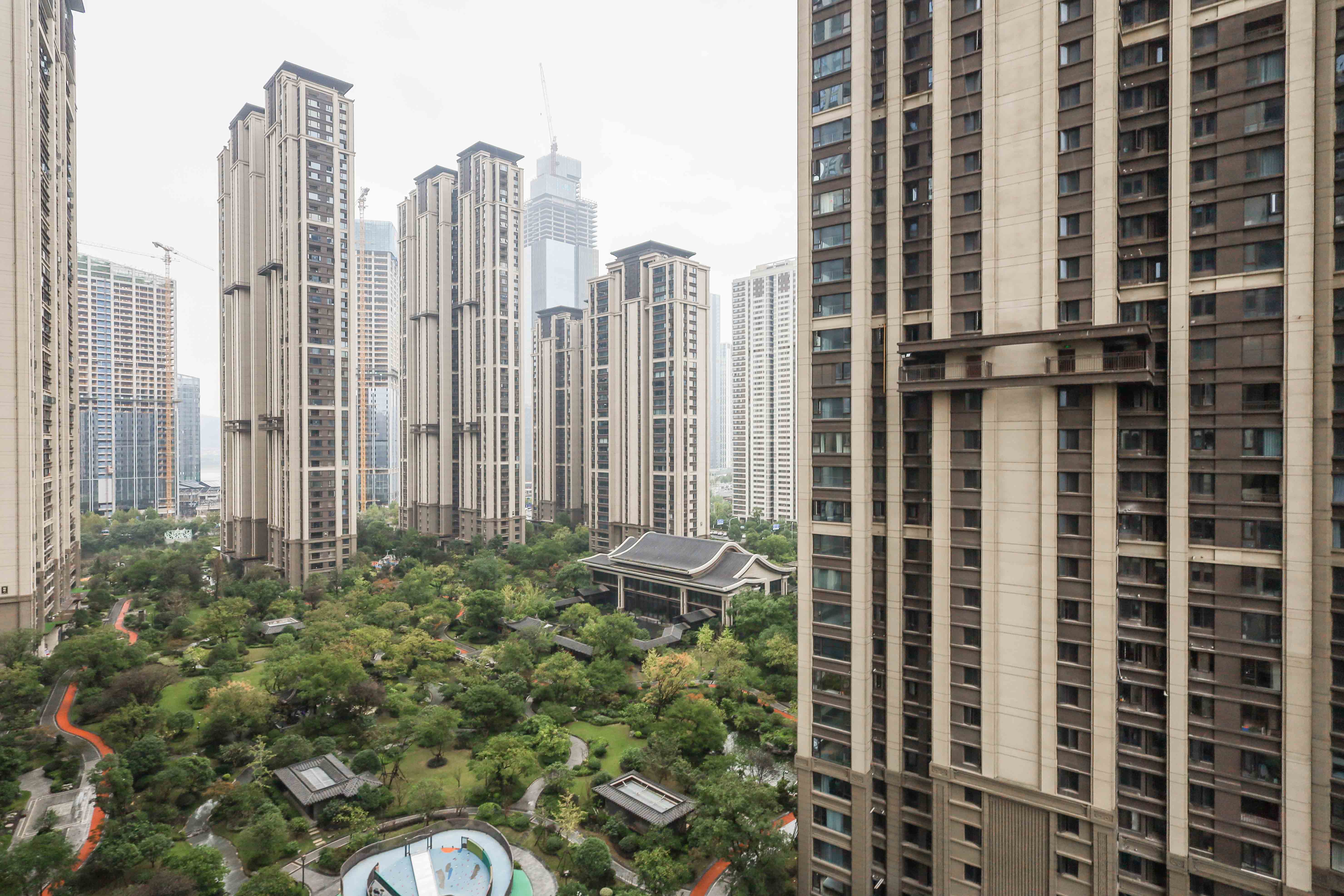 建发央著  4室2厅2卫   210.00万阳台