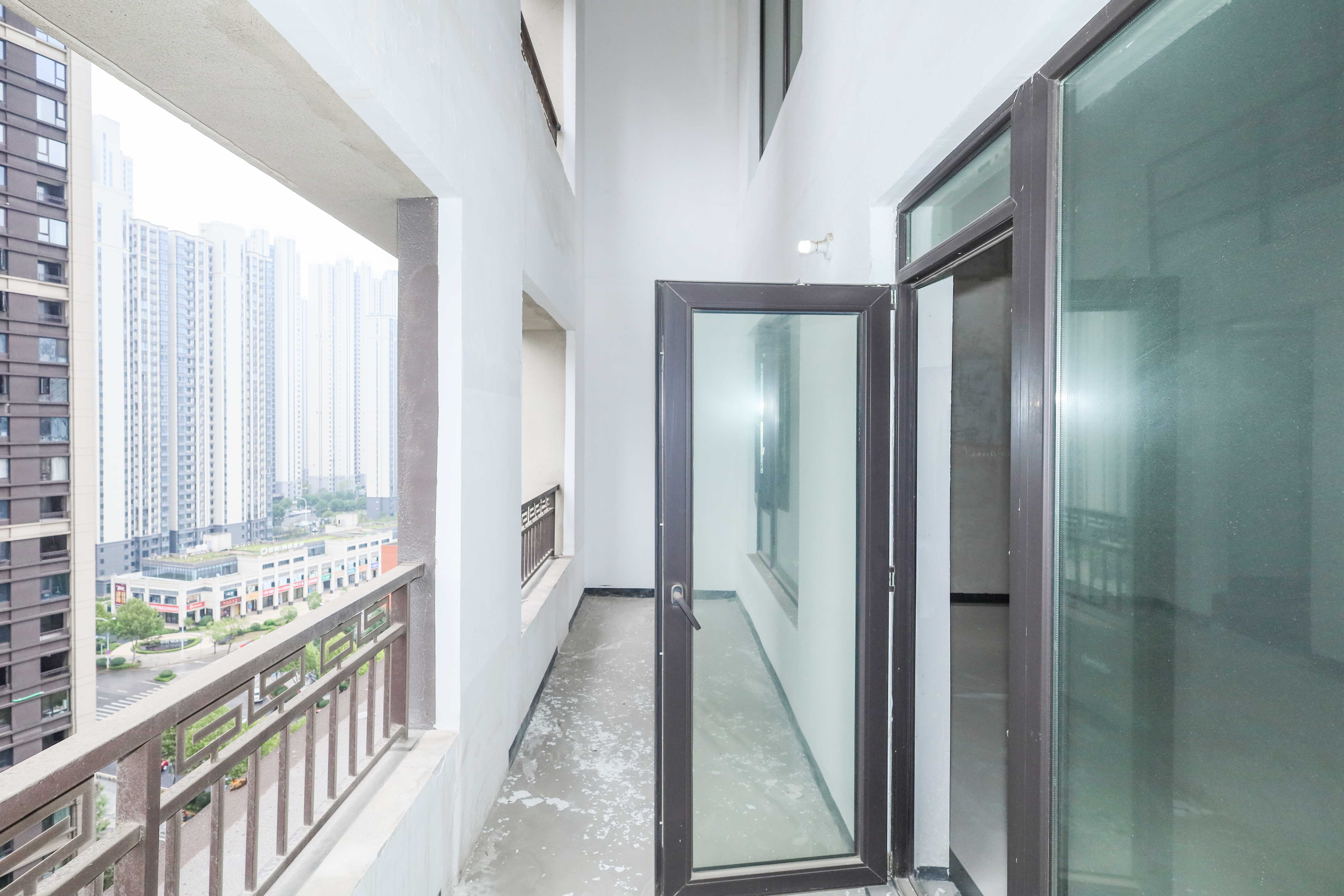 建发央著  4室2厅2卫   210.00万阳台