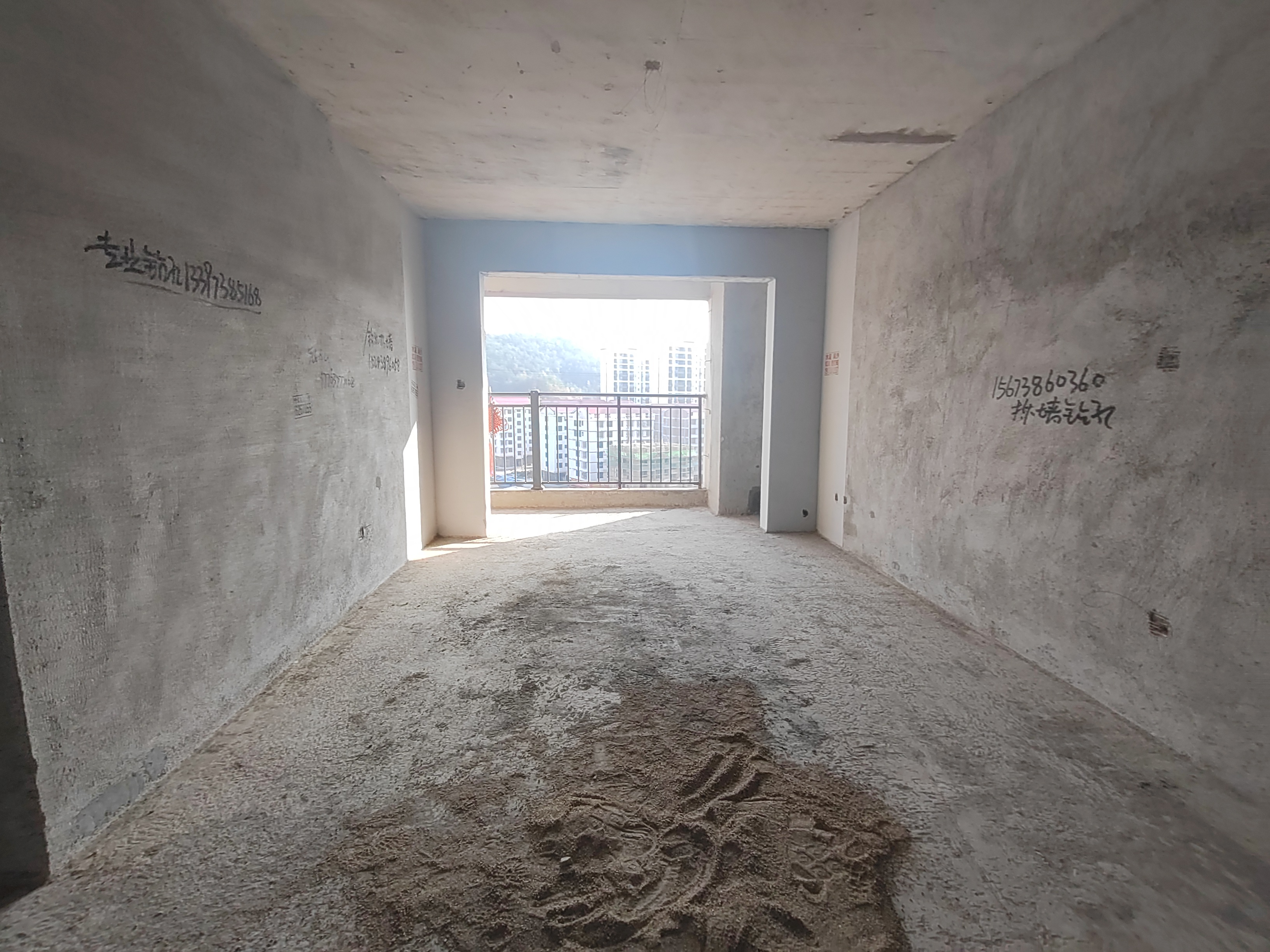 珠山鑫园  4室2厅2卫    95.0万 珠山鑫园  4室2厅2卫    95.0万客厅