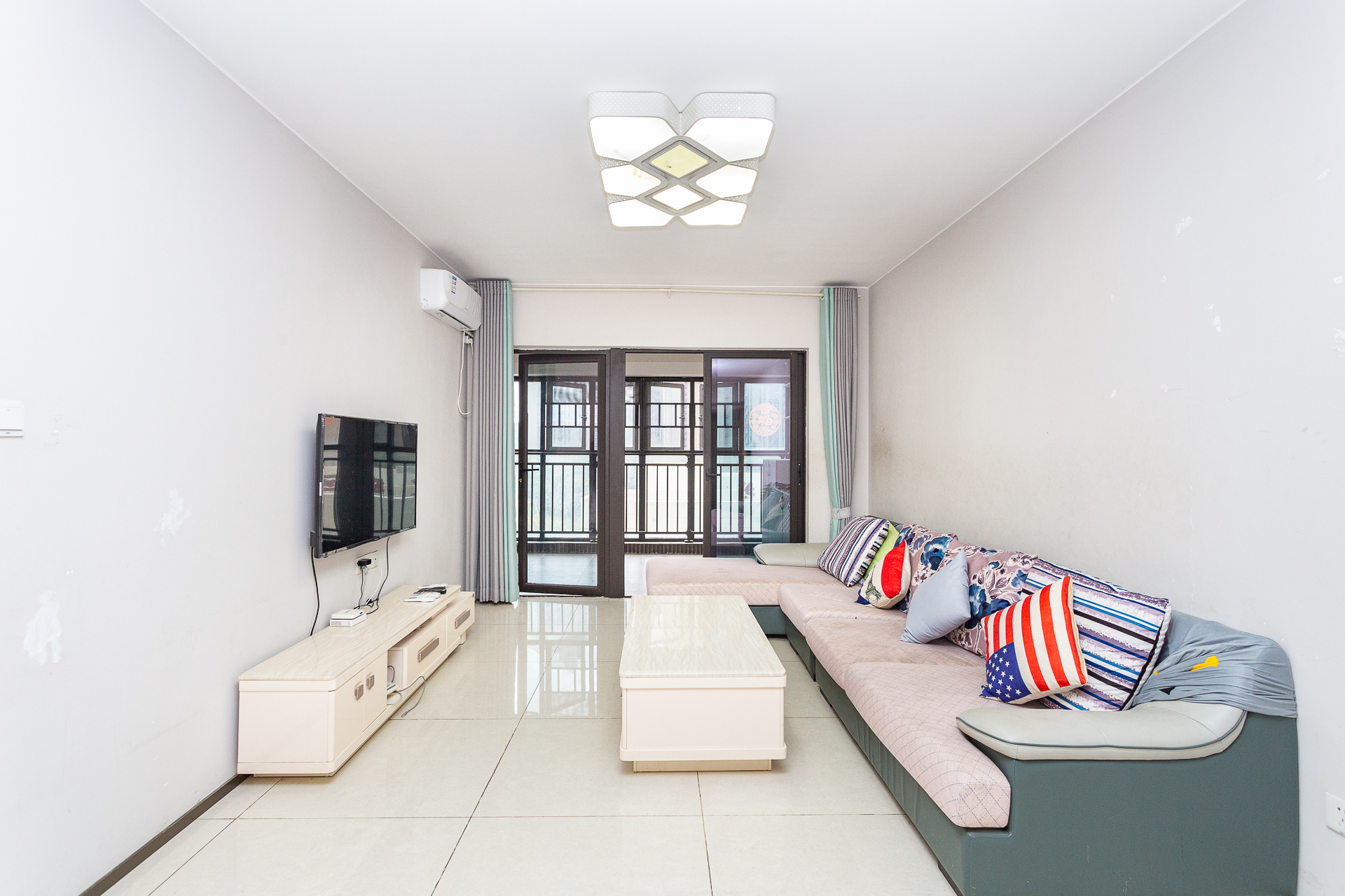 时代倾城二期 2室2厅1卫 79.0万 时代倾城二期 2室2厅1卫 79.0万客厅