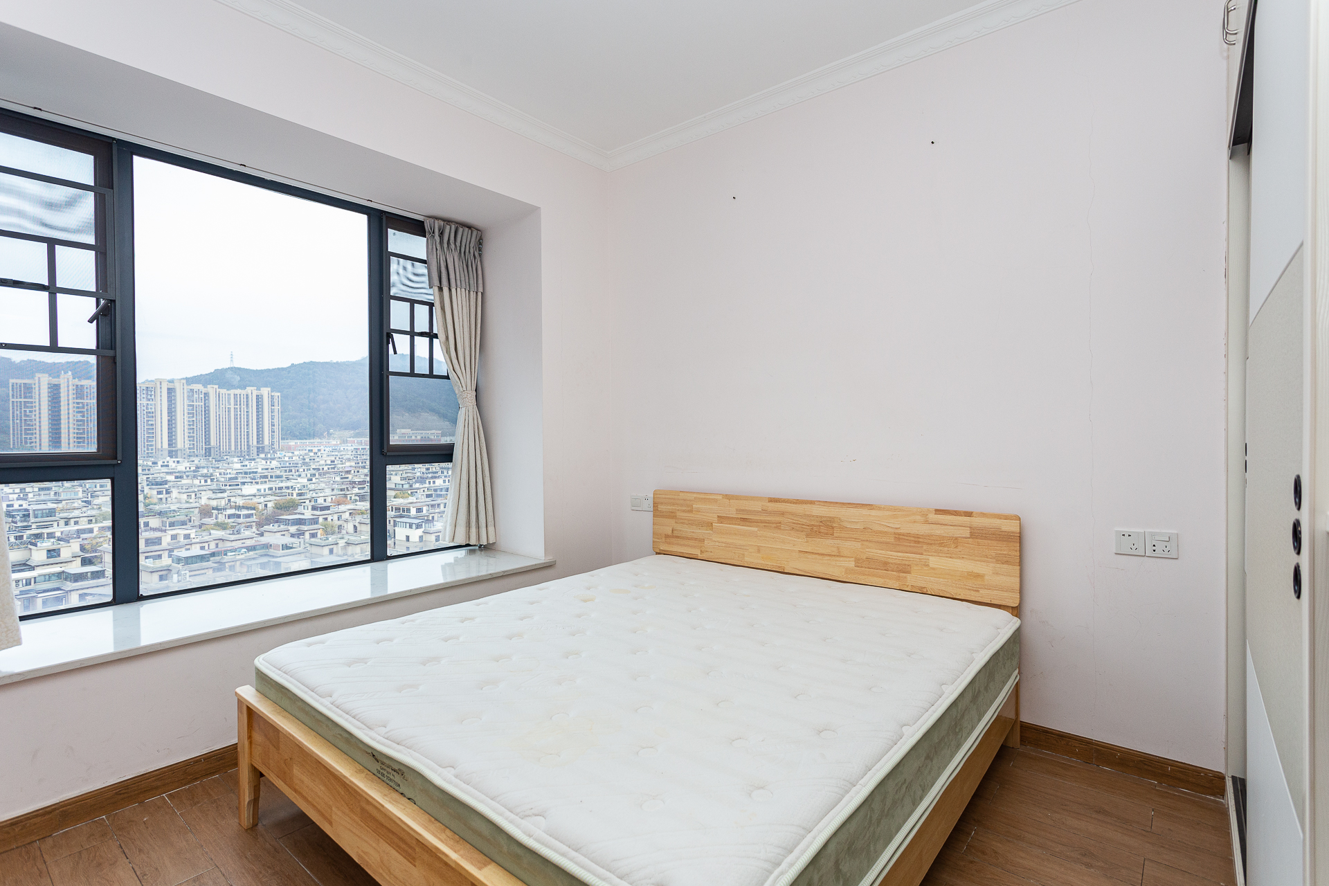 珠江东方明珠(新地东方明珠)三期 3室2厅1卫 70.0万 珠江东方明珠(新地东方明珠)三期 3室2厅1卫 70.0万卧室