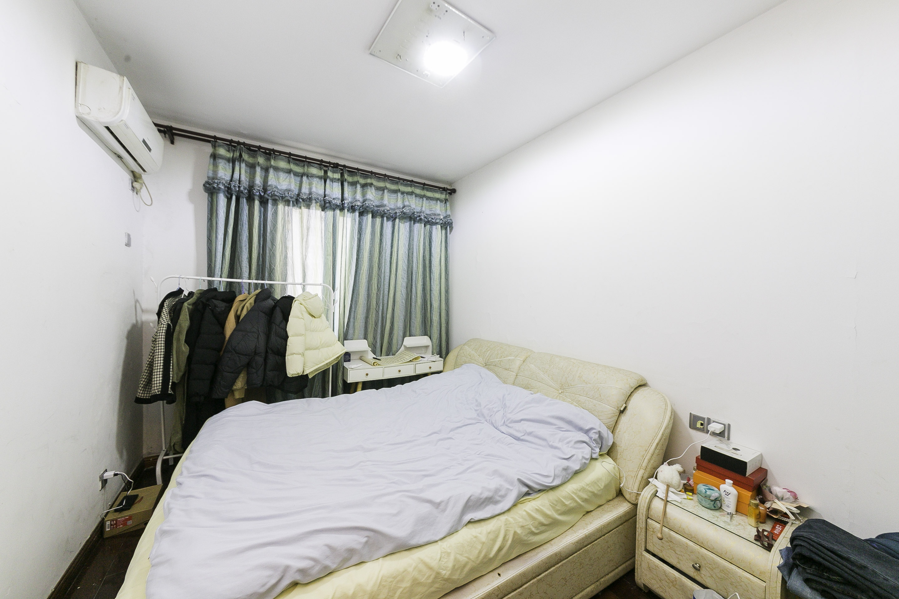 满庭芳小区  3室2厅2卫   137.50万卧室