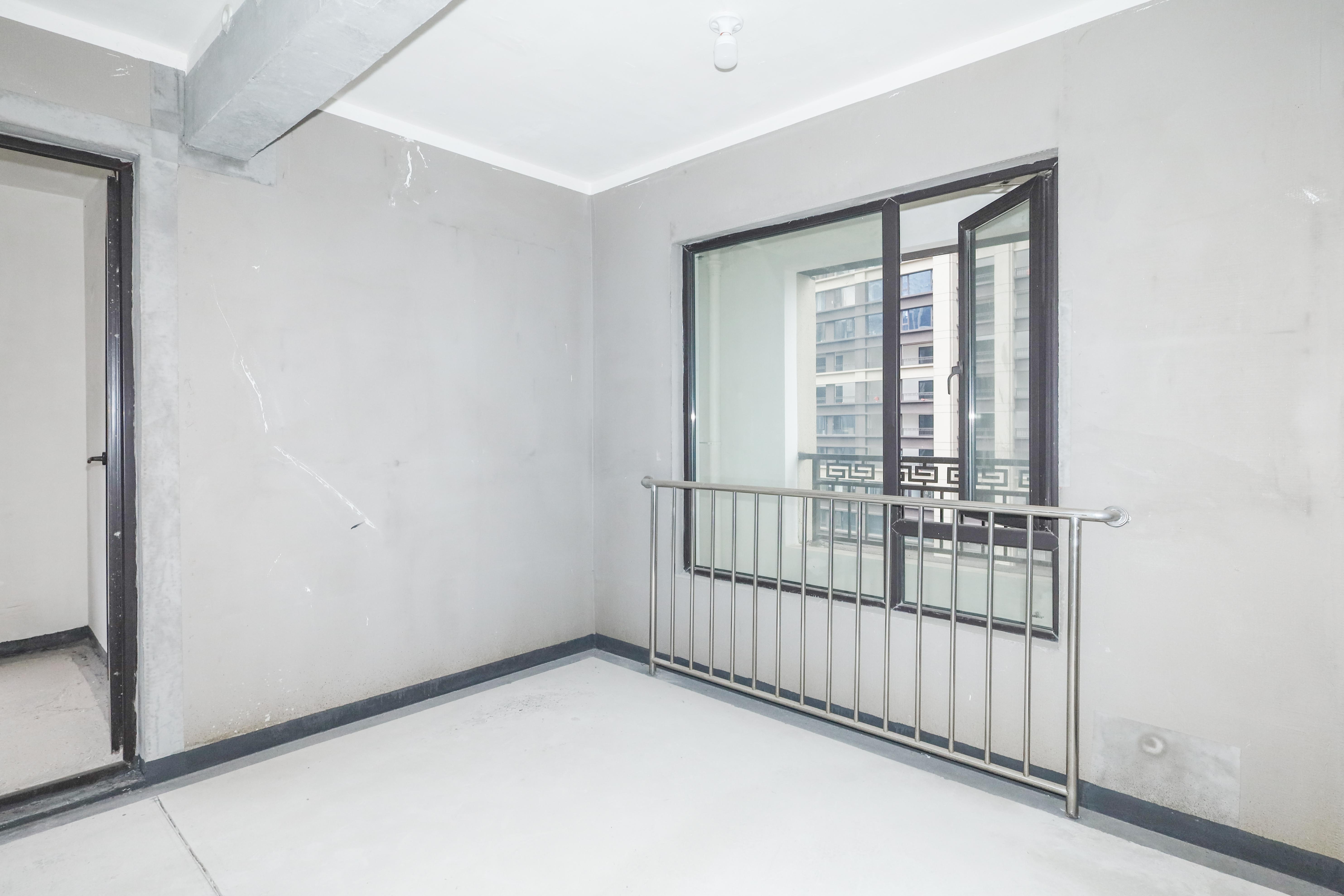 建发央著  5室2厅2卫   320.00万卧室