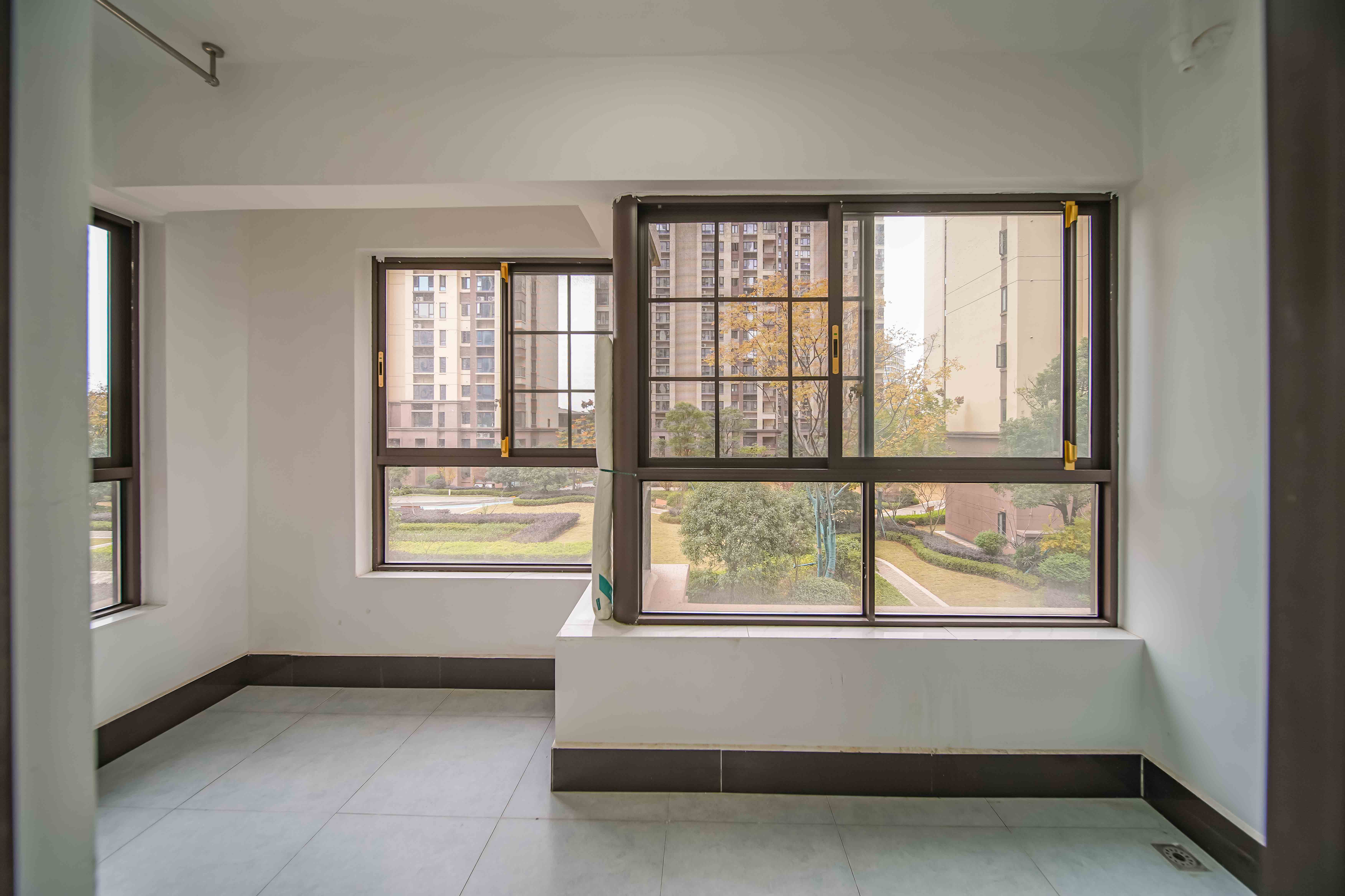 蓝光雍锦半岛 3室2厅1卫 85.0万 蓝光雍锦半岛 3室2厅1卫 85.0万阳台