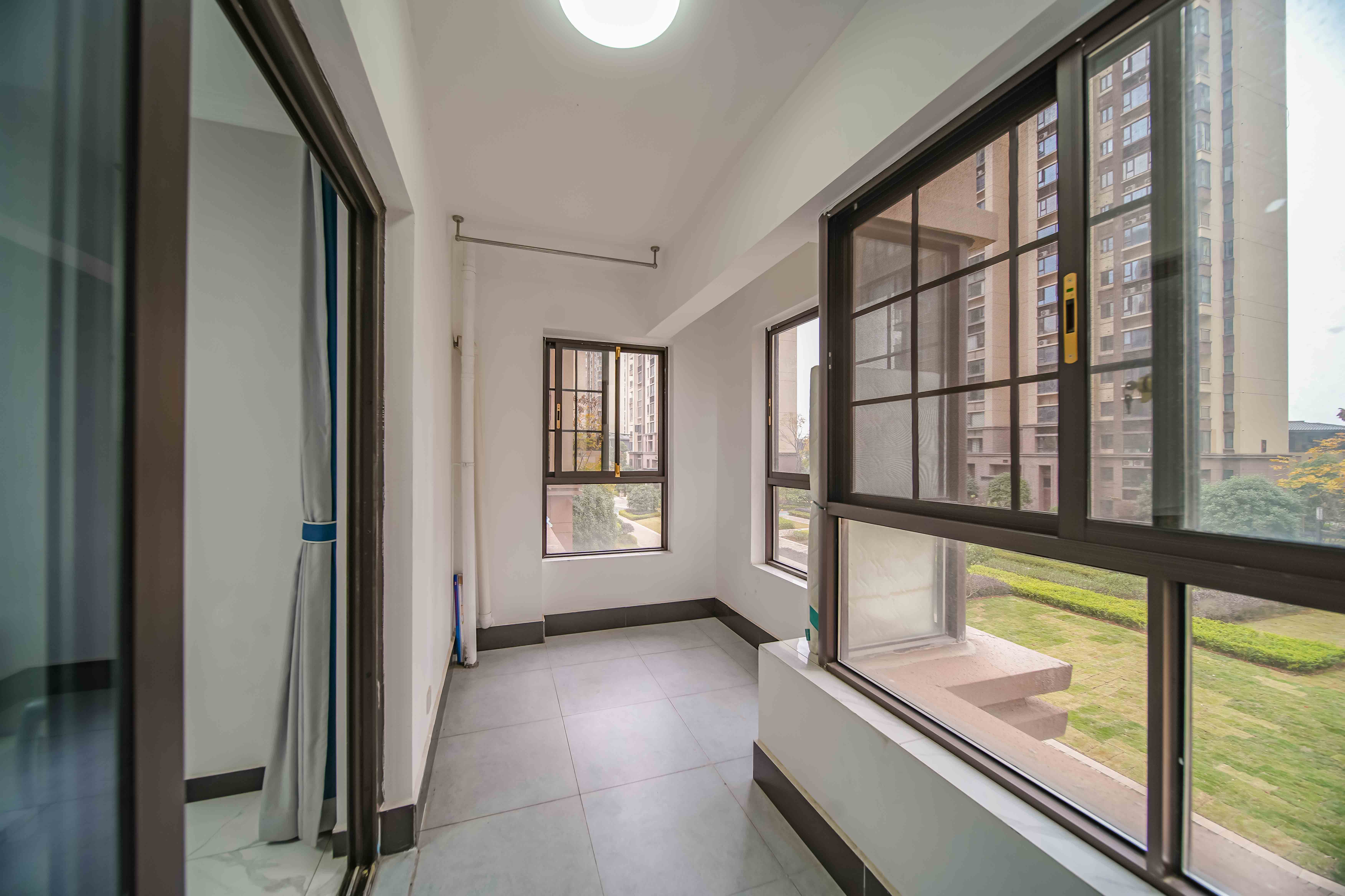 蓝光雍锦半岛 3室2厅1卫 85.0万 蓝光雍锦半岛 3室2厅1卫 85.0万阳台