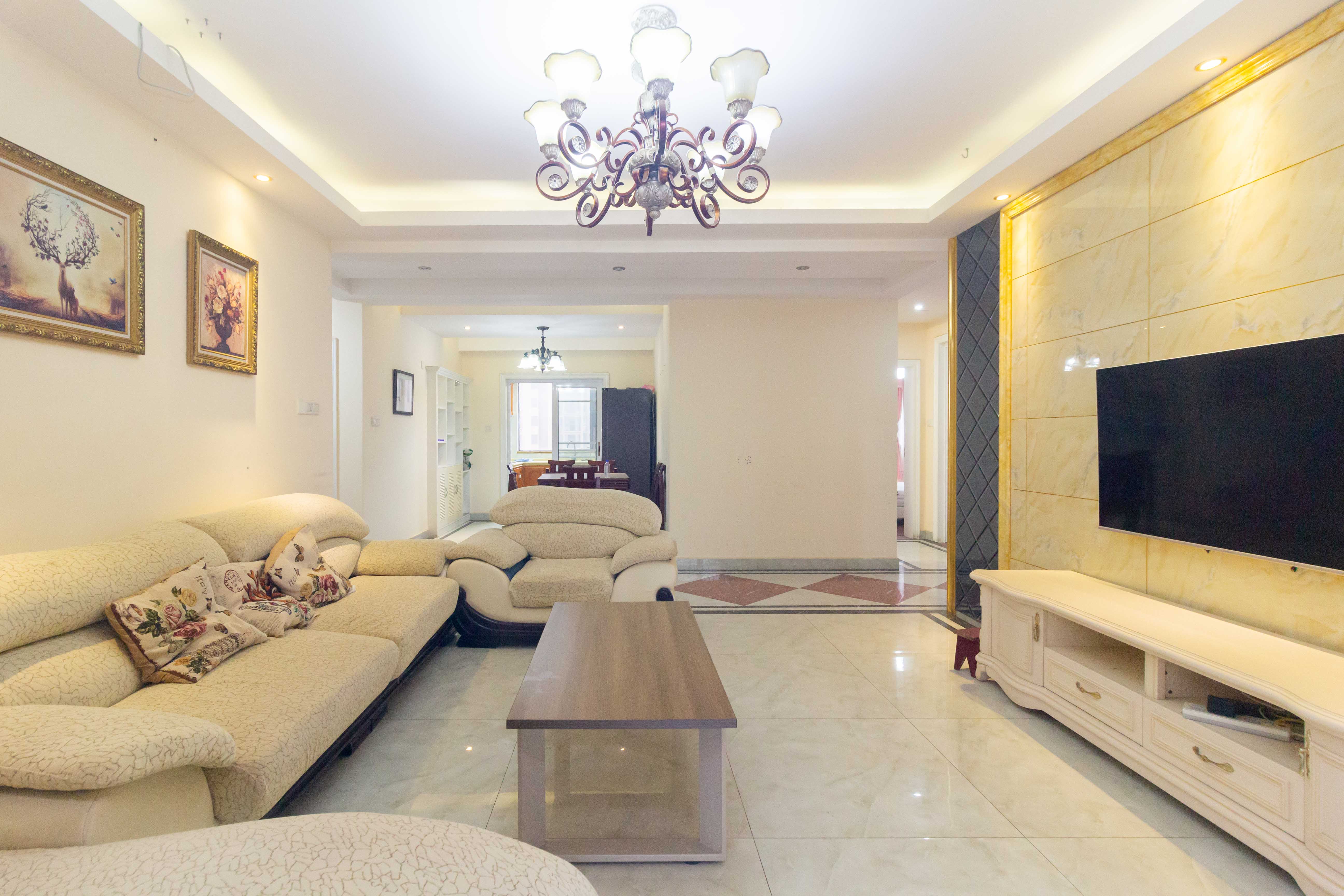 旭辉华庭 4室2厅2卫 100.0万 旭辉华庭 4室2厅2卫 100.0万客厅