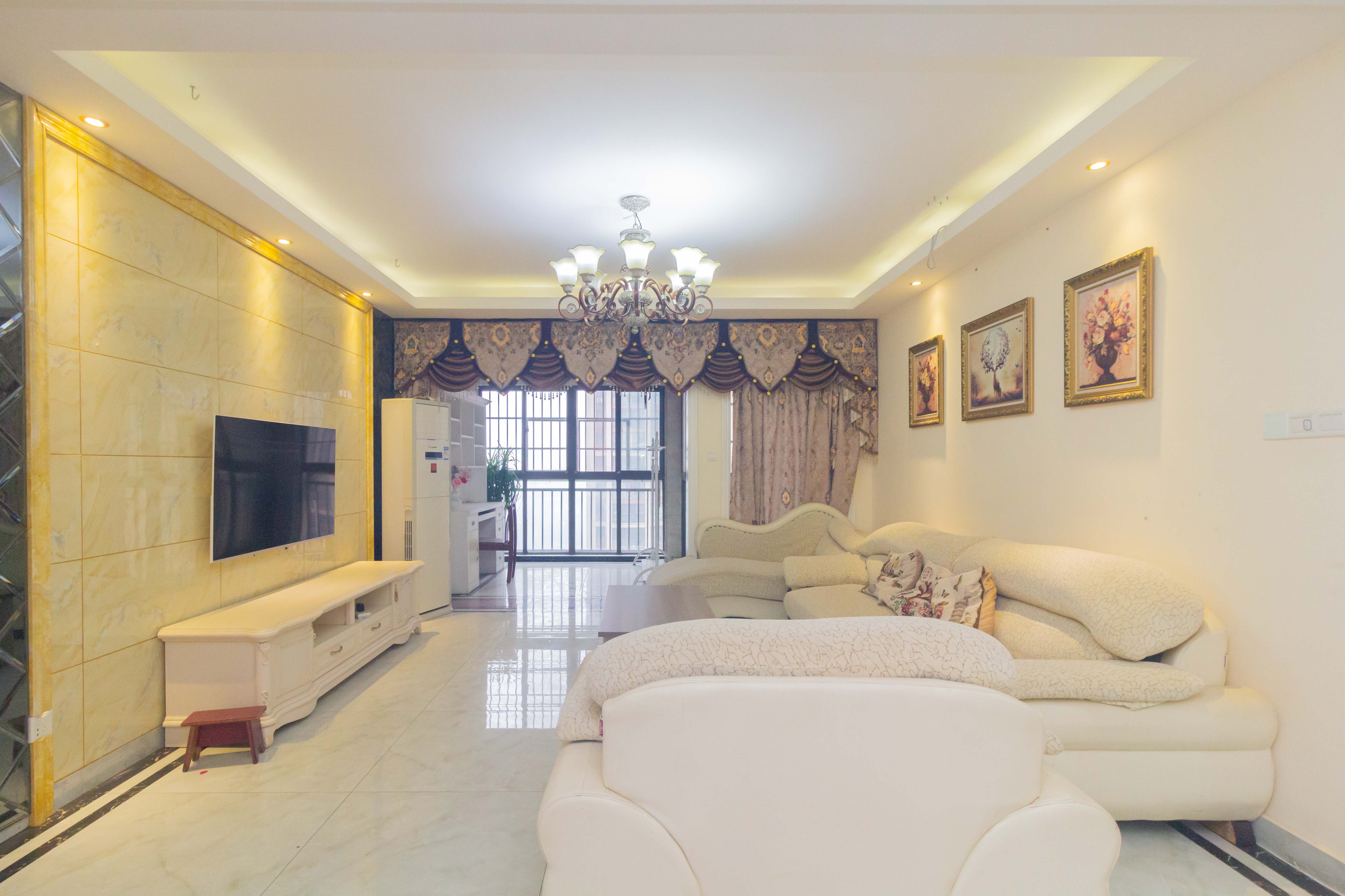 旭辉华庭 4室2厅2卫 100.0万 旭辉华庭 4室2厅2卫 100.0万客厅