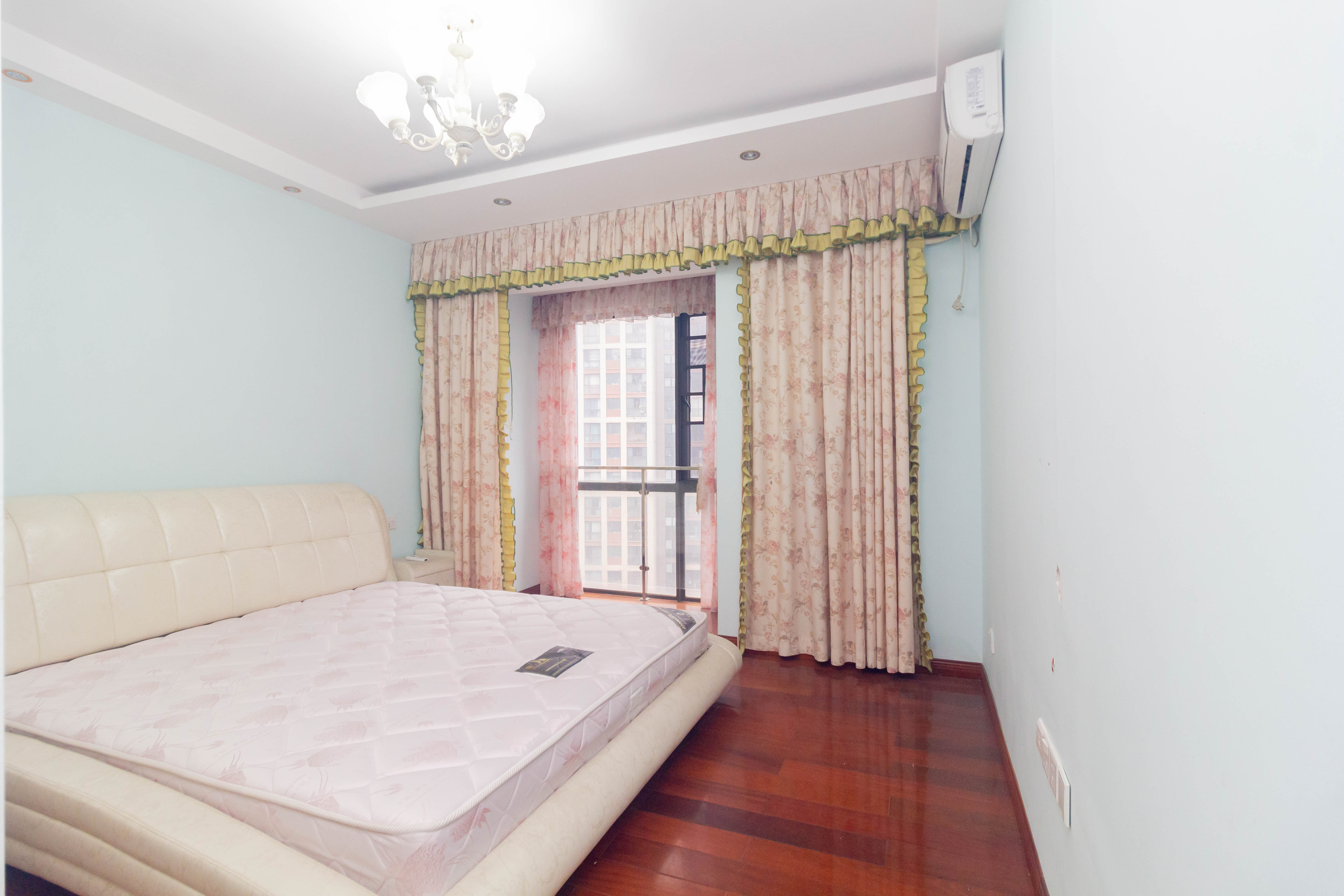 旭辉华庭 4室2厅2卫 100.0万 旭辉华庭 4室2厅2卫 100.0万卧室