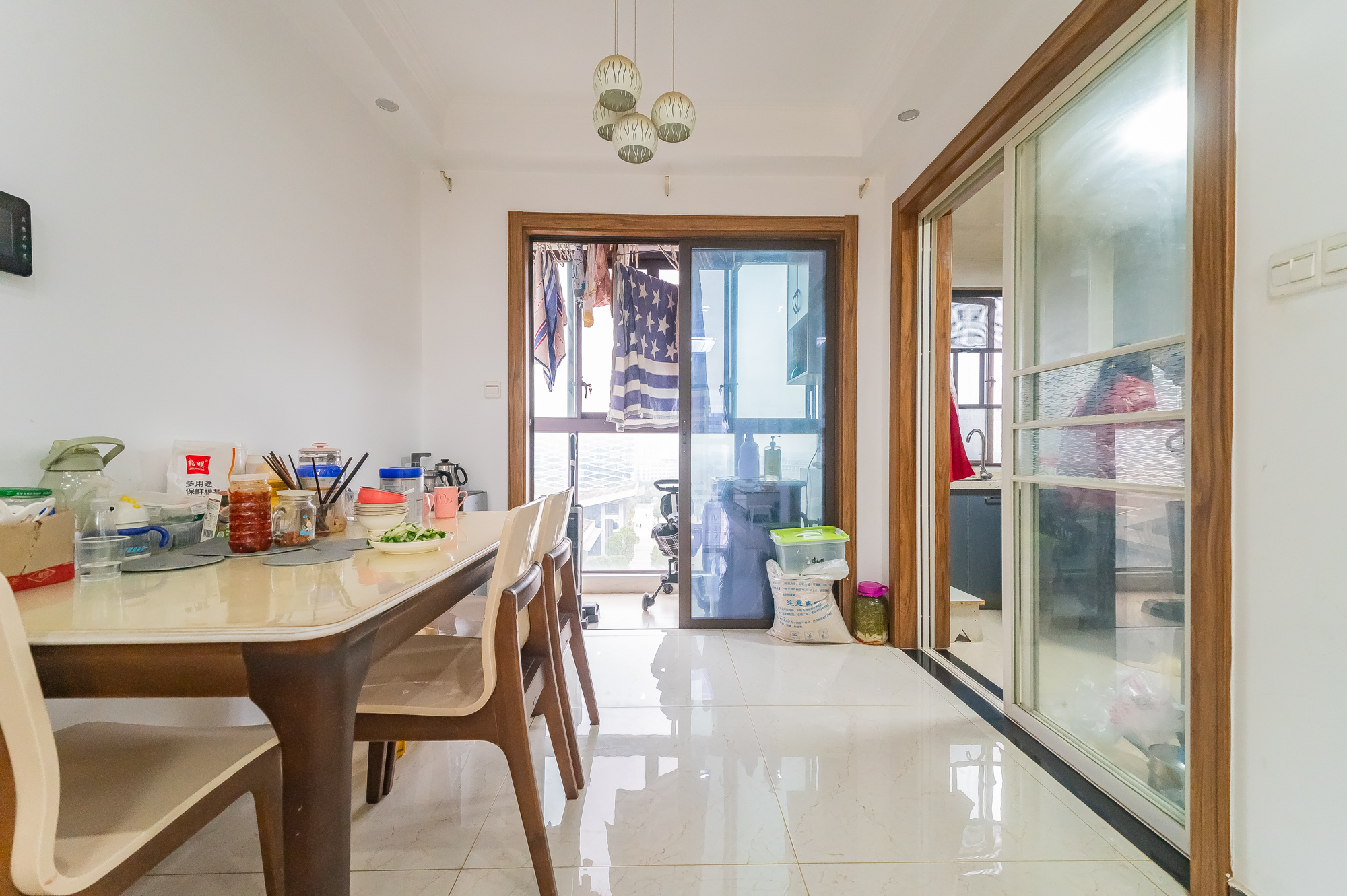 华润置地广场二期  3室2厅1卫    103.0万客厅