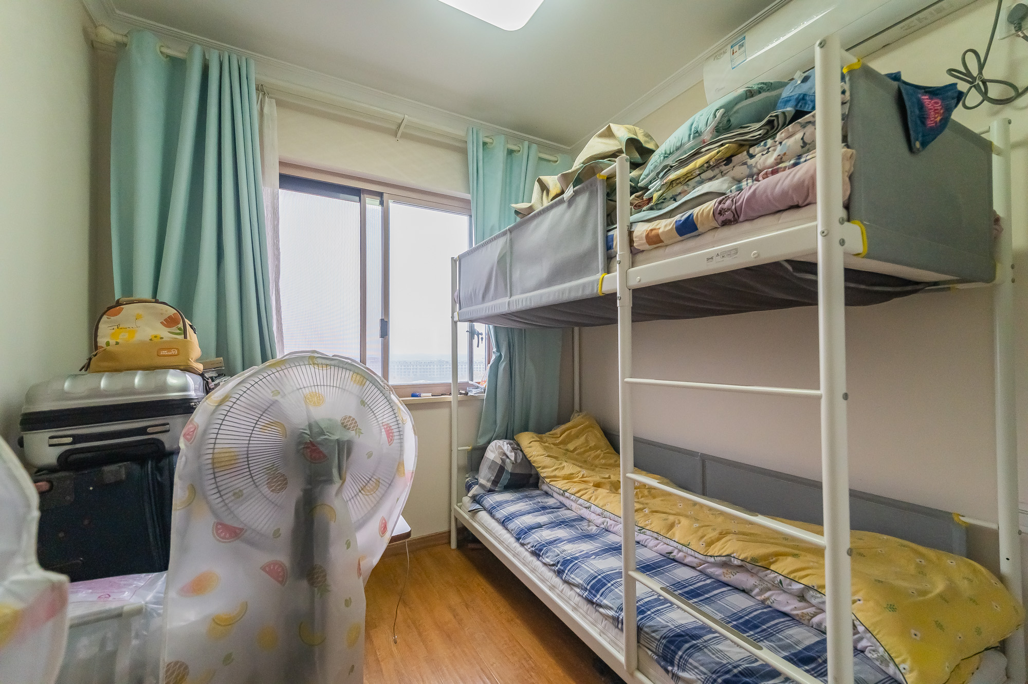 华润置地广场二期  3室2厅1卫    103.0万卧室