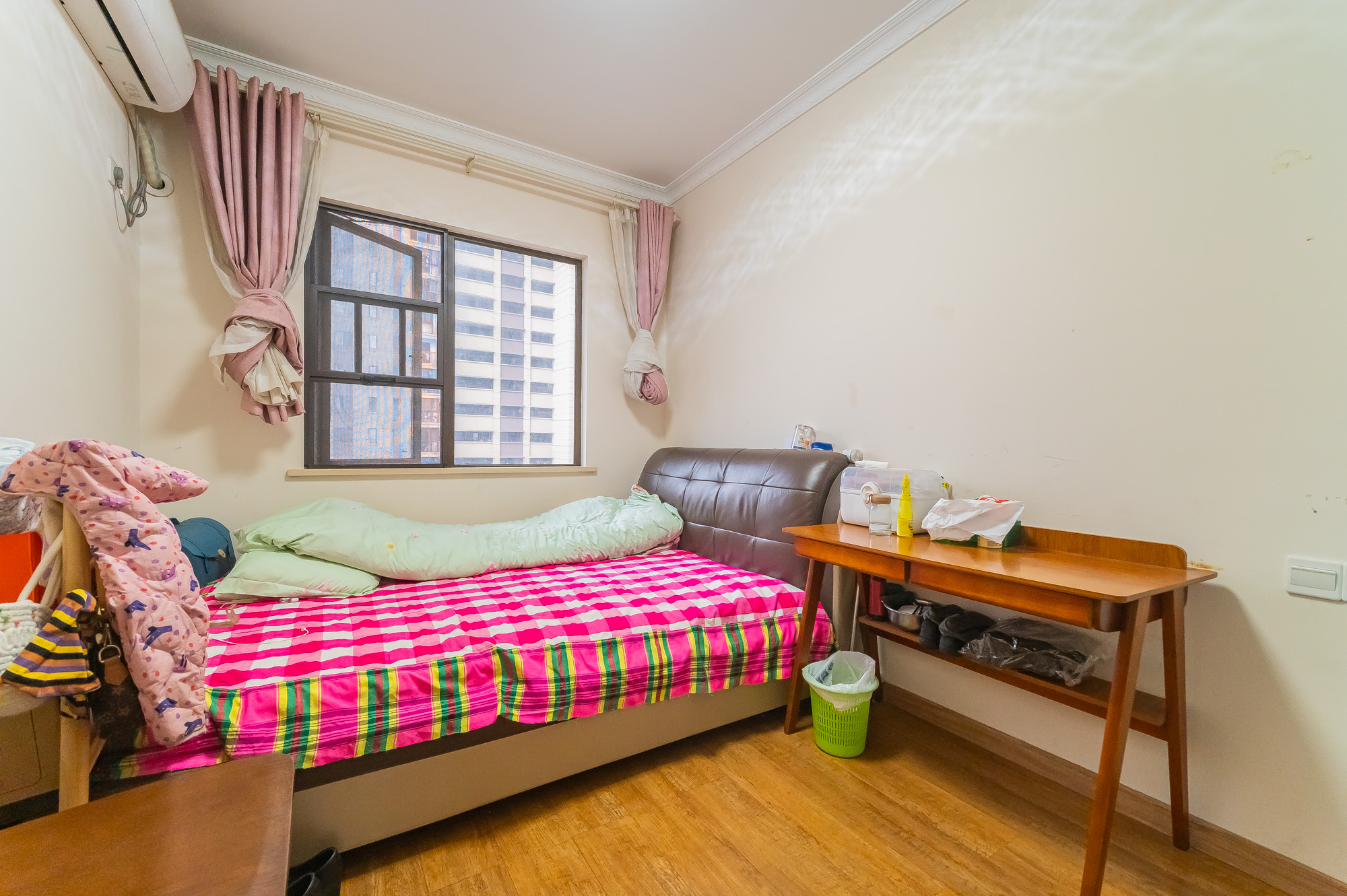 华润置地广场二期  3室2厅1卫    103.0万卧室