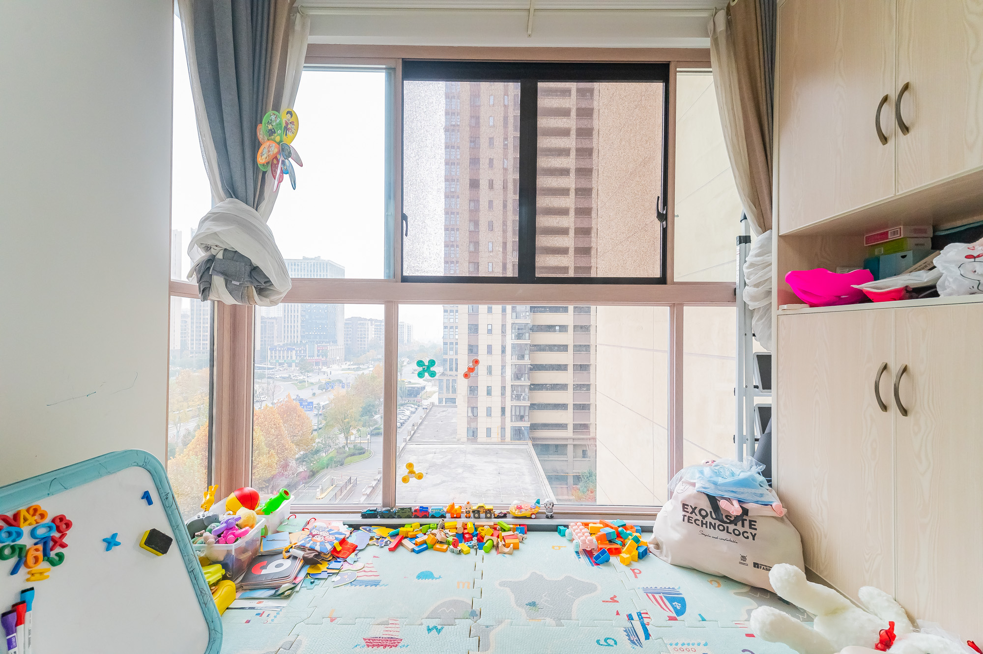 华润置地广场二期  3室2厅1卫    103.0万阳台