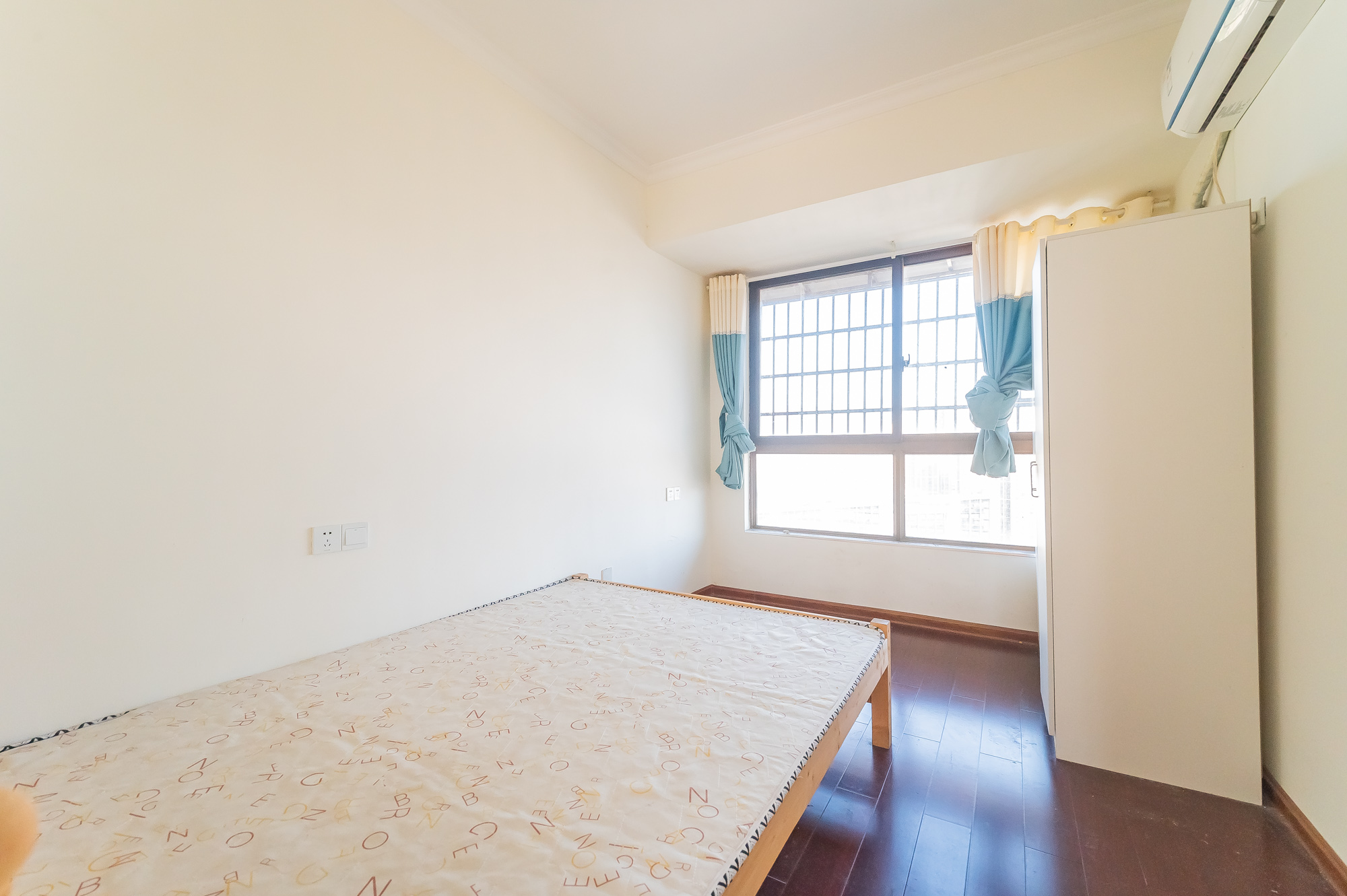 湖湾世景  4室2厅1卫   93.00万卧室