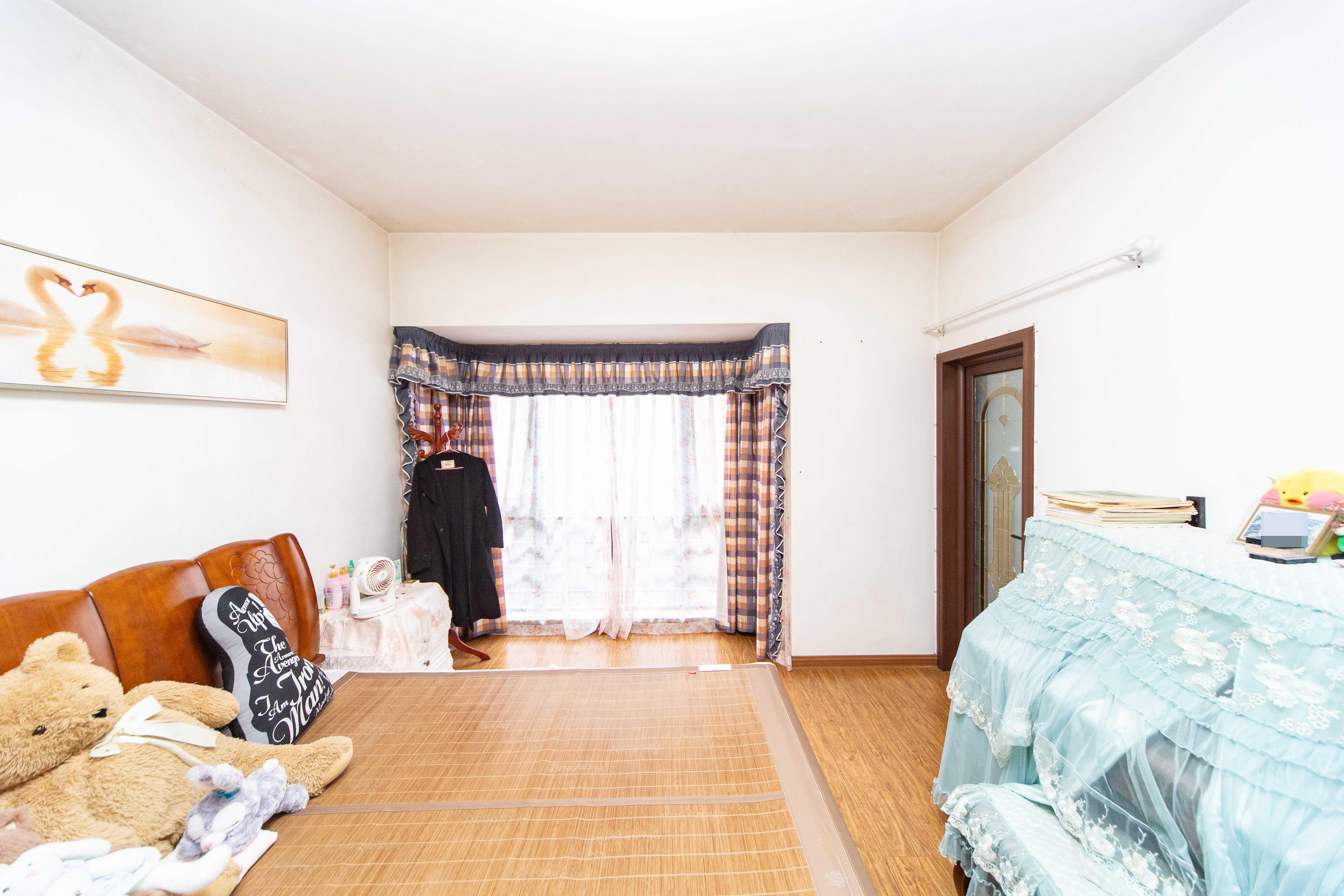 中城丽景香山园  3室2厅2卫   208.00万卧室