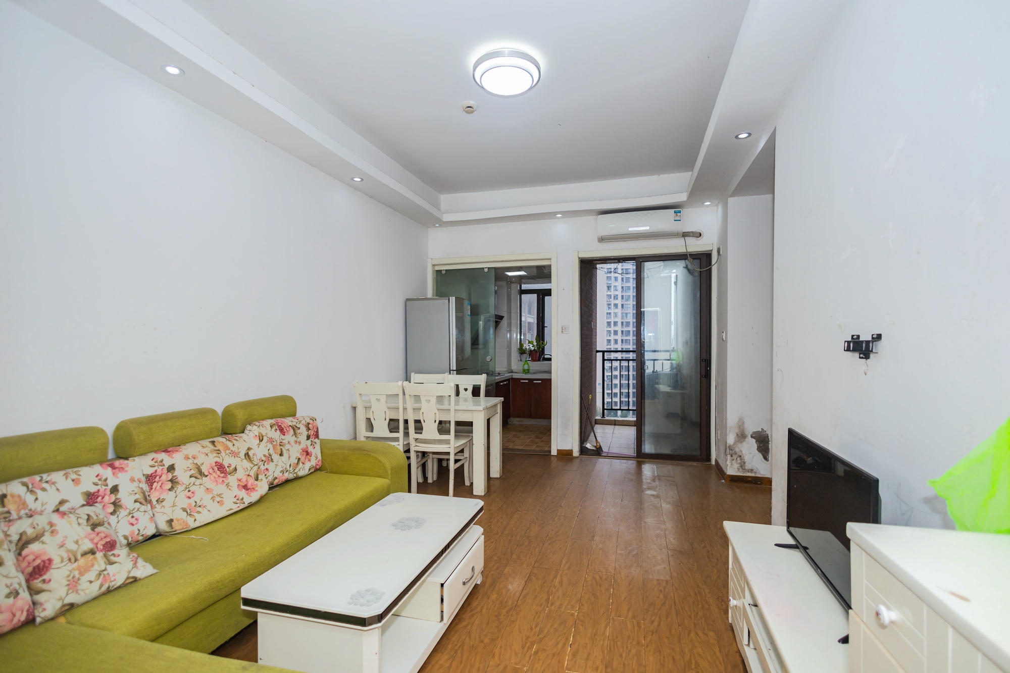 水岸世景 2室1厅1卫 53.00万 水岸世景 2室1厅1卫 53.00万客厅