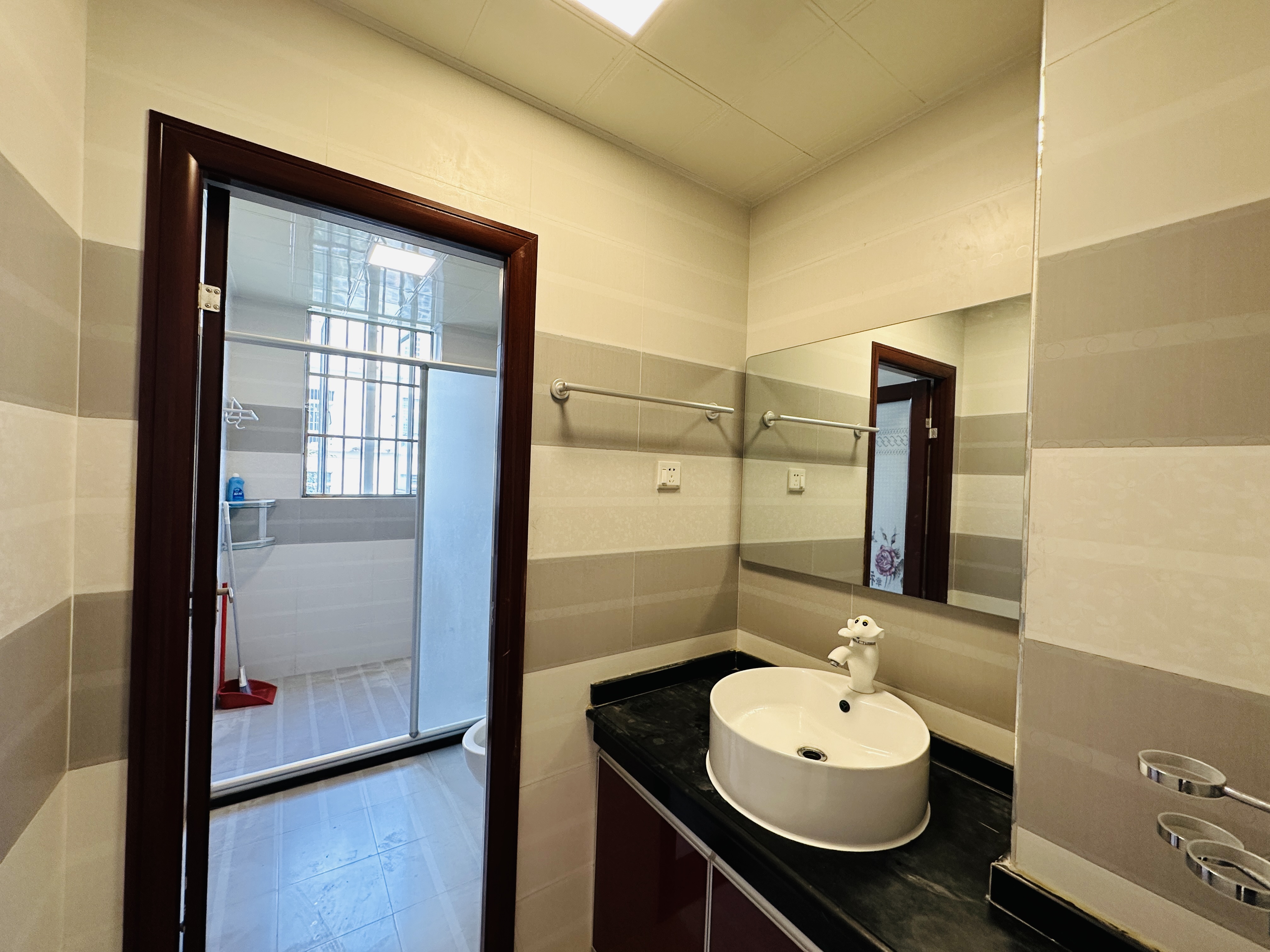 丁香家园 3室2厅1卫 127.0万 丁香家园 3室2厅1卫 127.0万卫生间