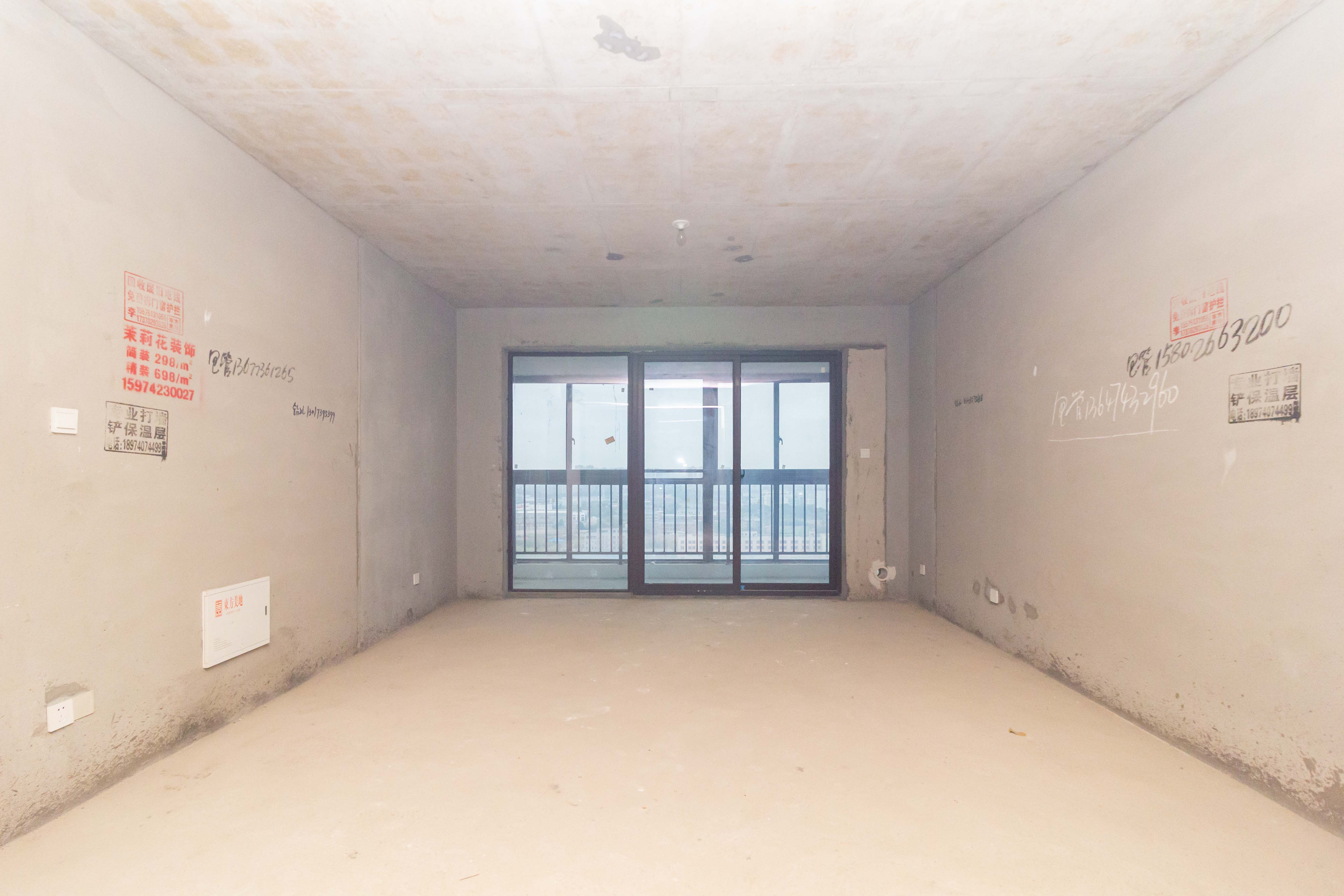 东方美地  3室2厅2卫   88.60万客厅