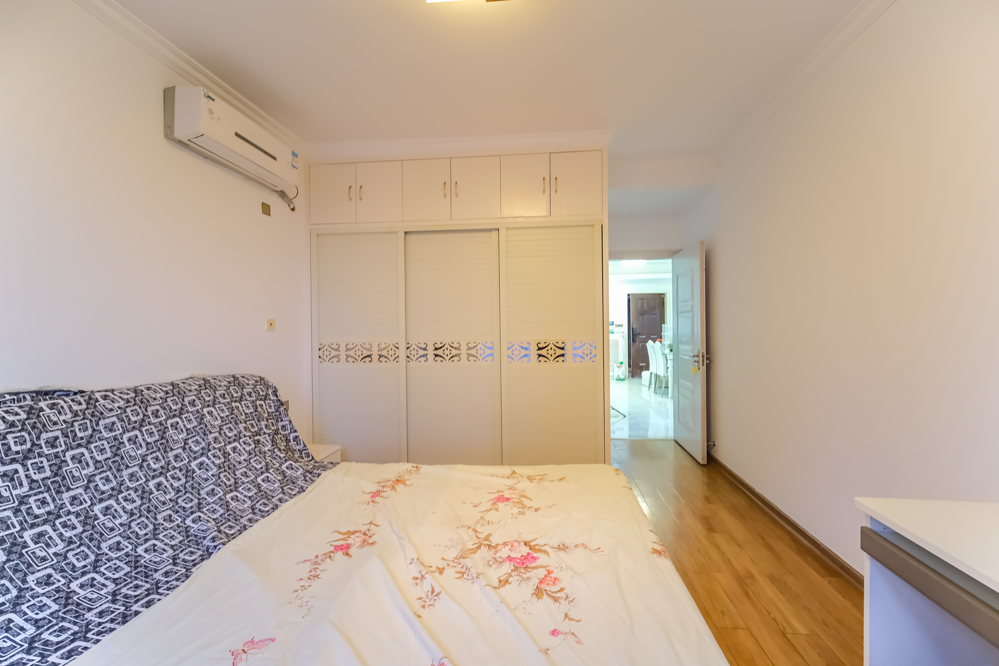 三一街区  3室2厅1卫   70.80万卧室
