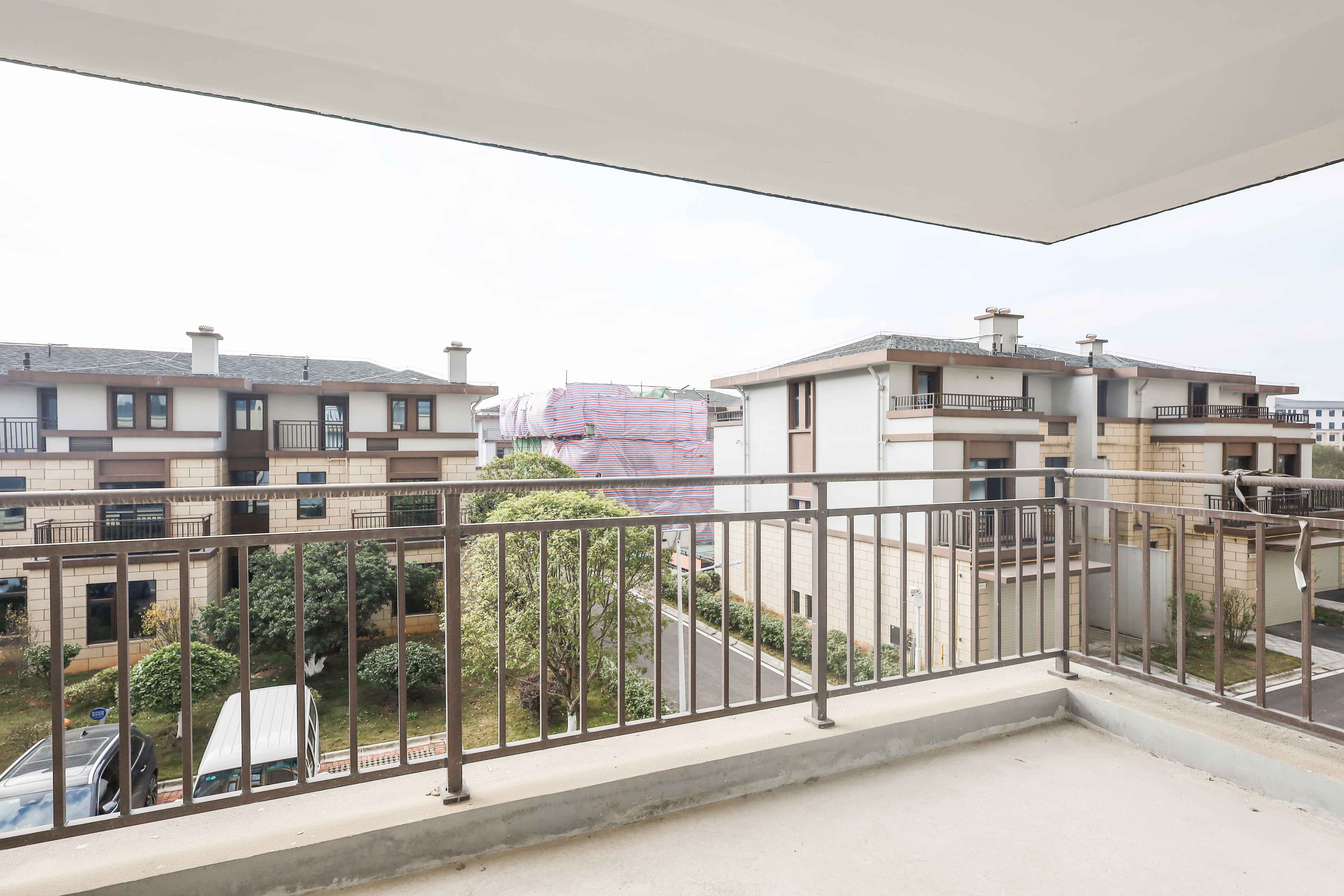 西湖御苑 4室2厅2卫 71.5万 西湖御苑 4室2厅2卫 71.5万阳台