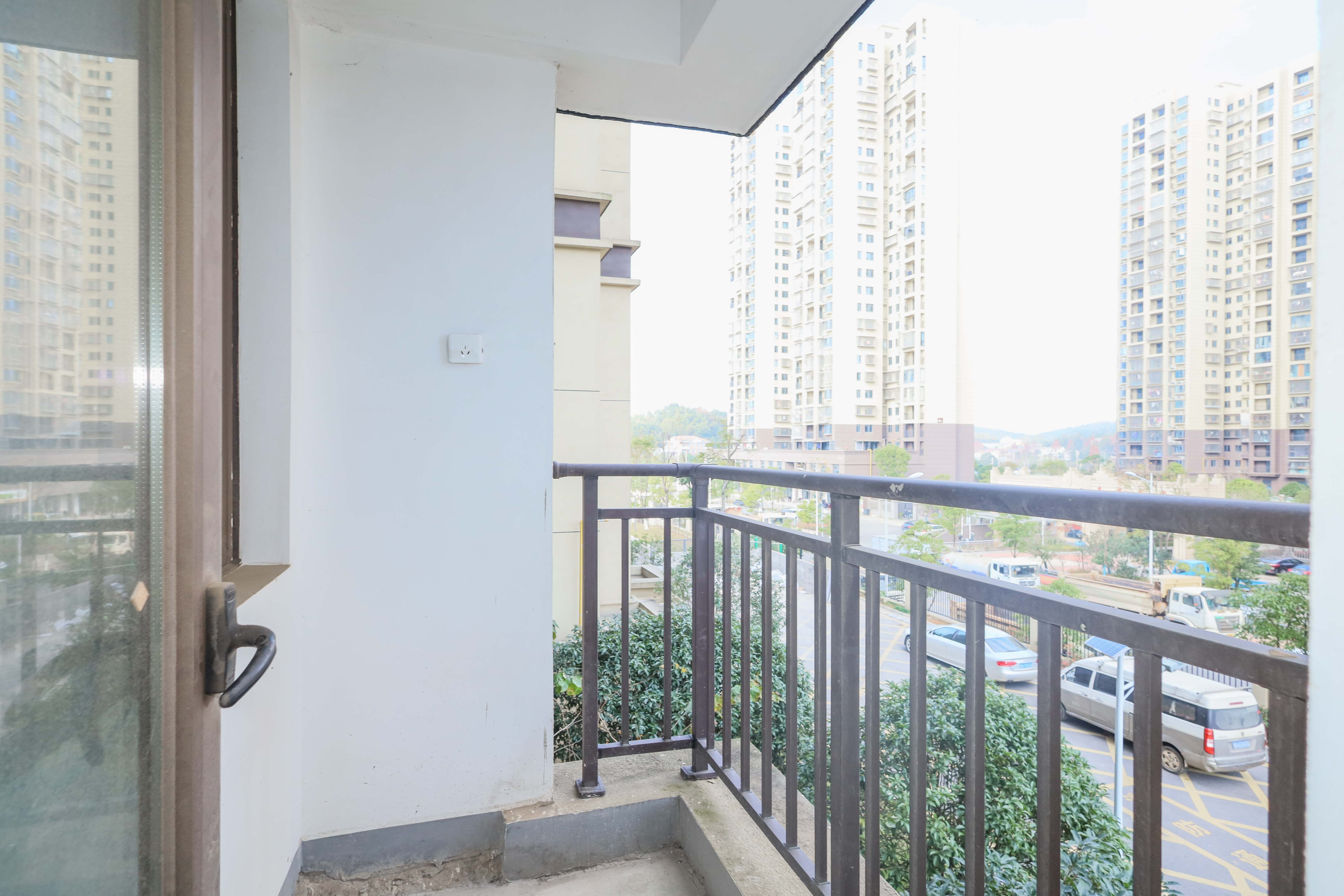 西湖御苑 4室2厅2卫 71.5万 西湖御苑 4室2厅2卫 71.5万阳台