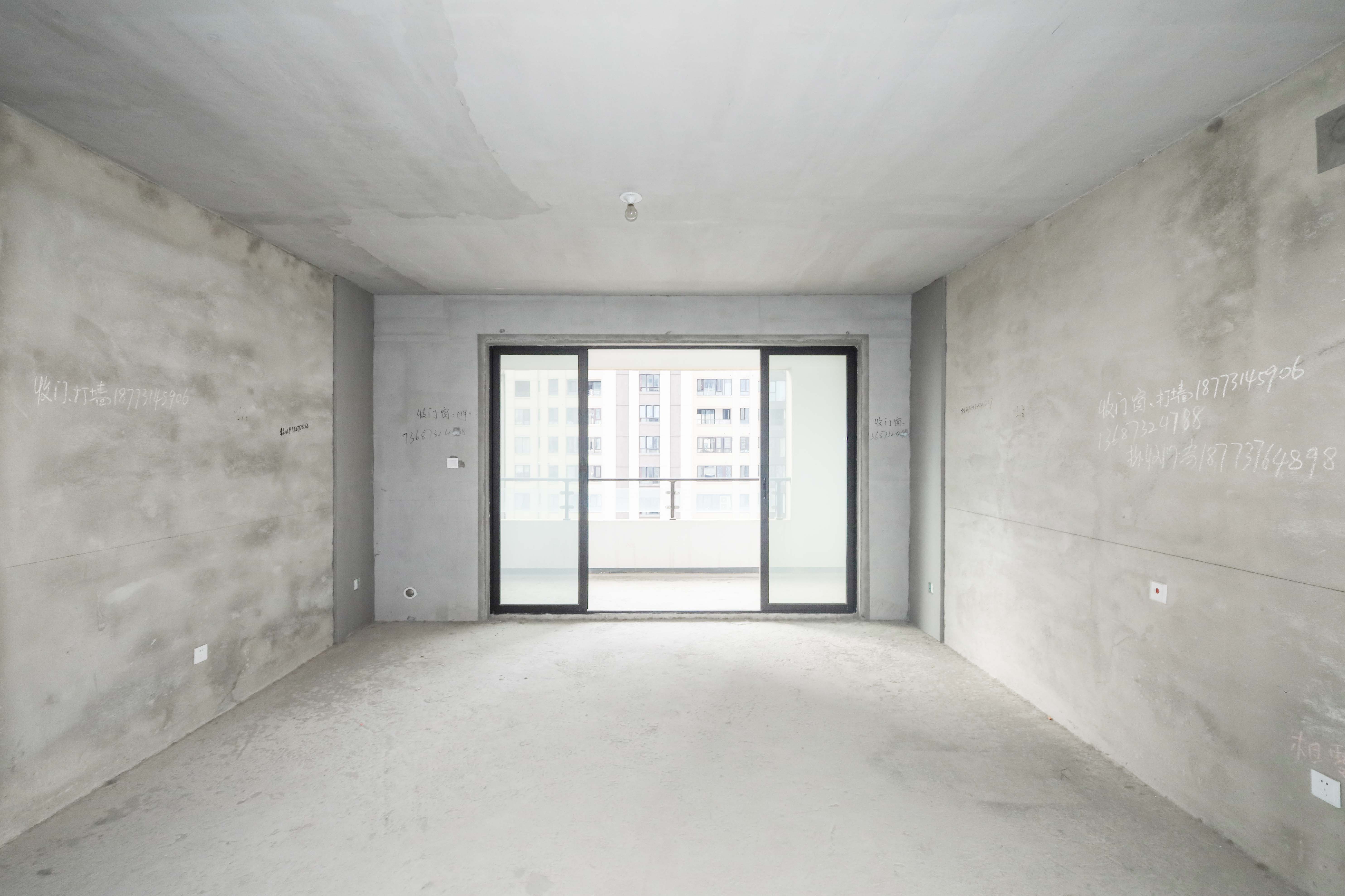 惠天然梅岭国际  5室2厅2卫    258.0万客厅