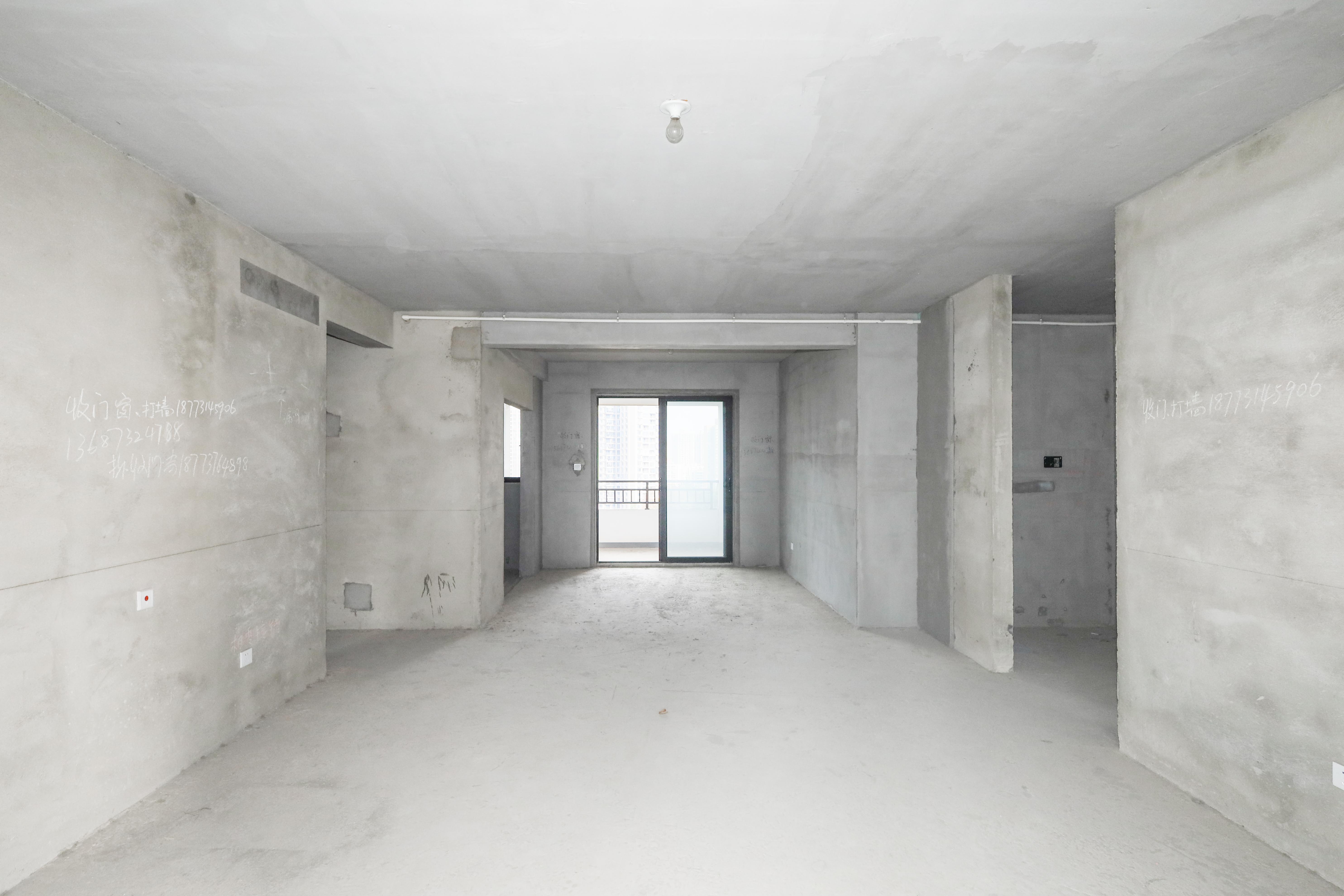 惠天然梅岭国际  5室2厅2卫    258.0万客厅