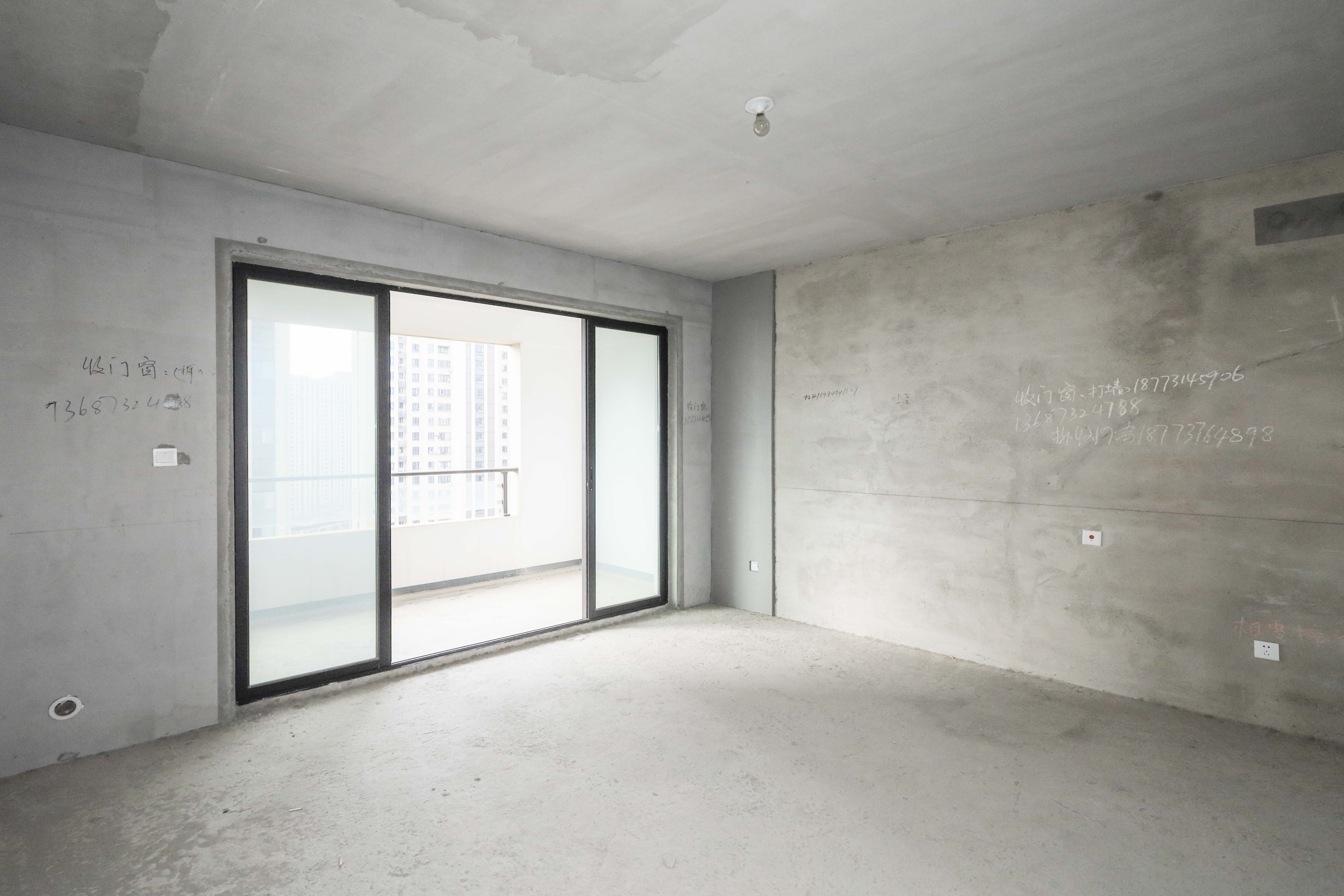 惠天然梅岭国际  5室2厅2卫    258.0万客厅