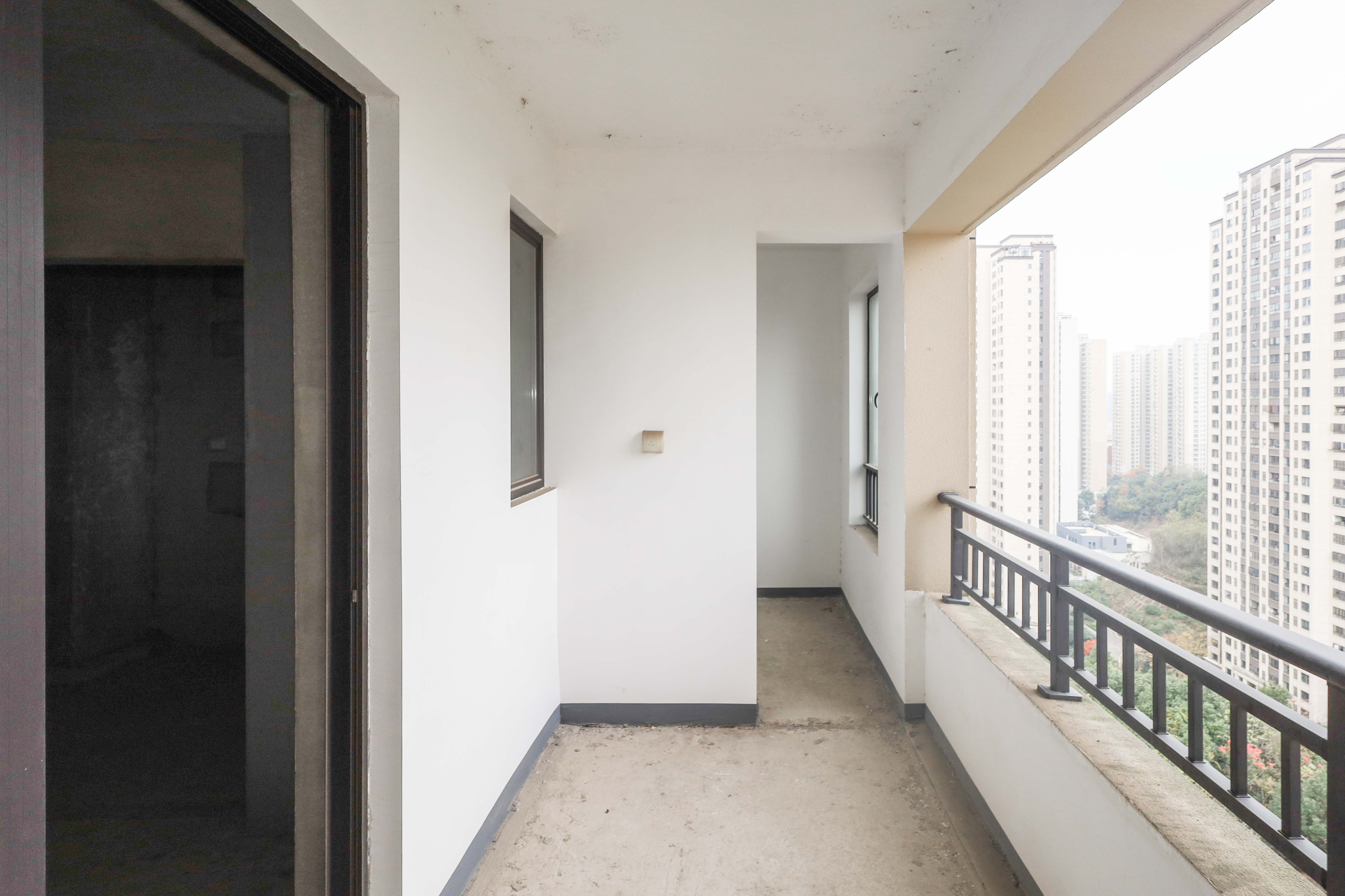 惠天然梅岭国际  5室2厅2卫    258.0万阳台