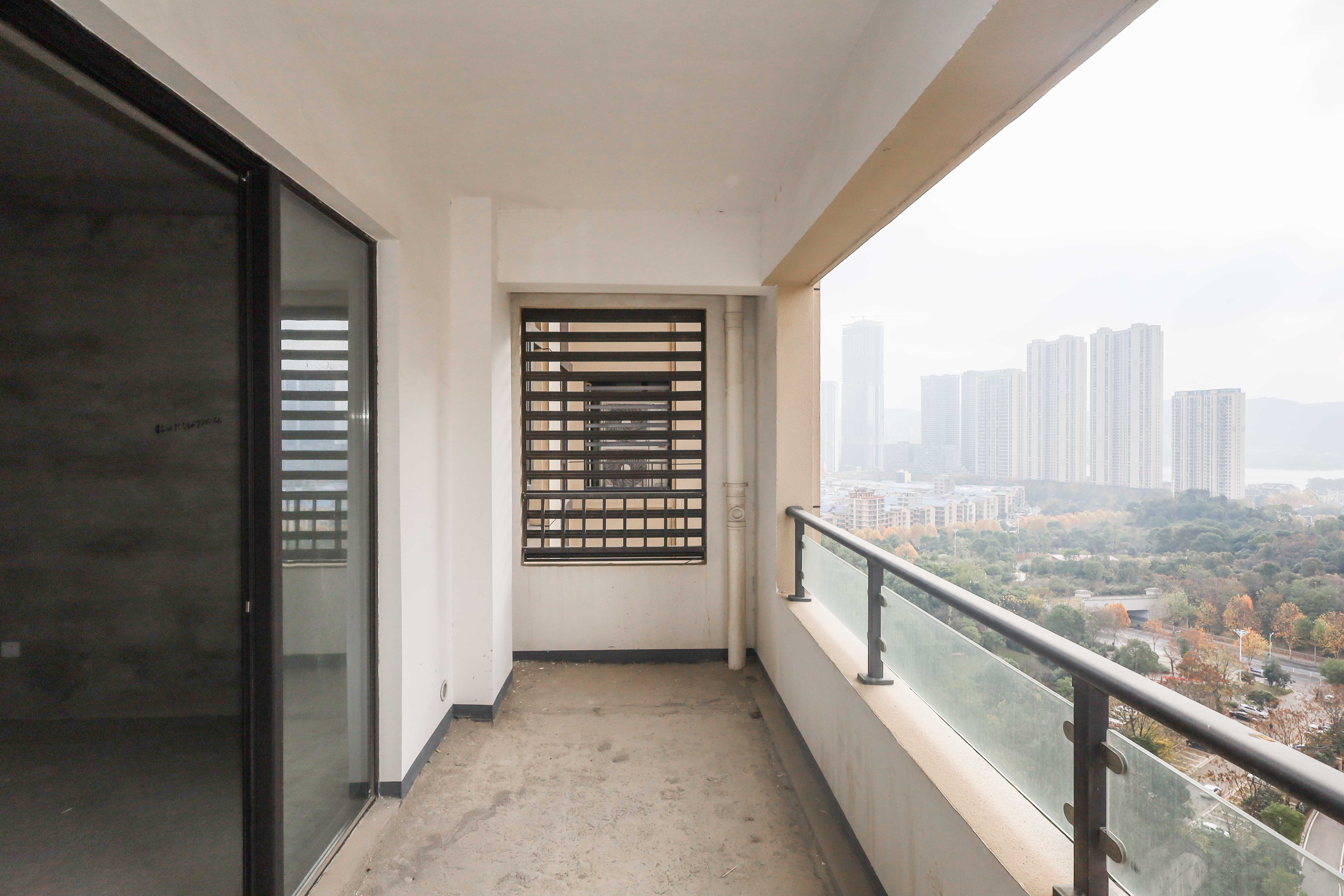 惠天然梅岭国际  5室2厅2卫    258.0万阳台