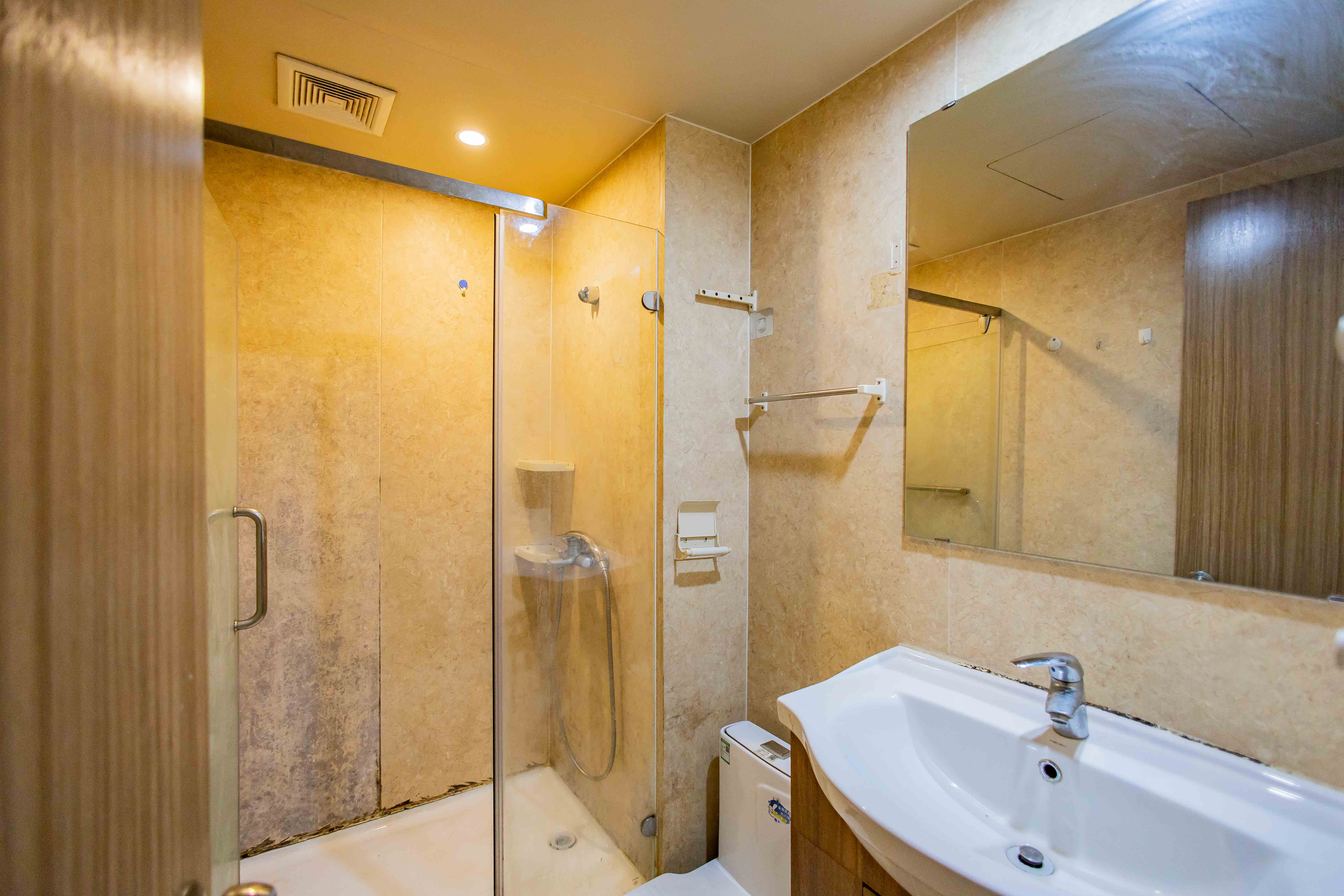 麓谷小镇  3室2厅1卫   49.90万 麓谷小镇  3室2厅1卫   49.90万卫生间