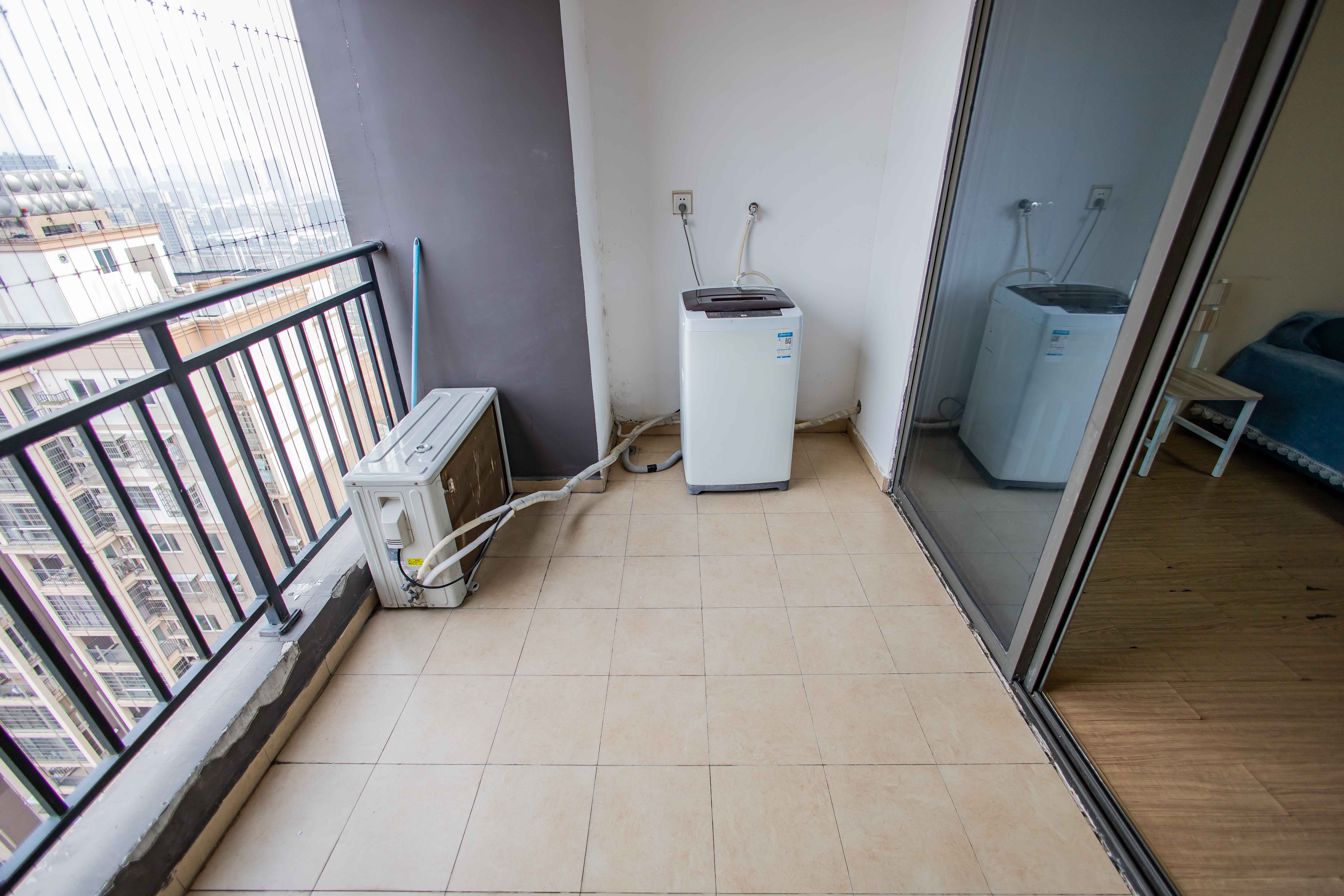 麓谷小镇  3室2厅1卫   49.90万 麓谷小镇  3室2厅1卫   49.90万阳台