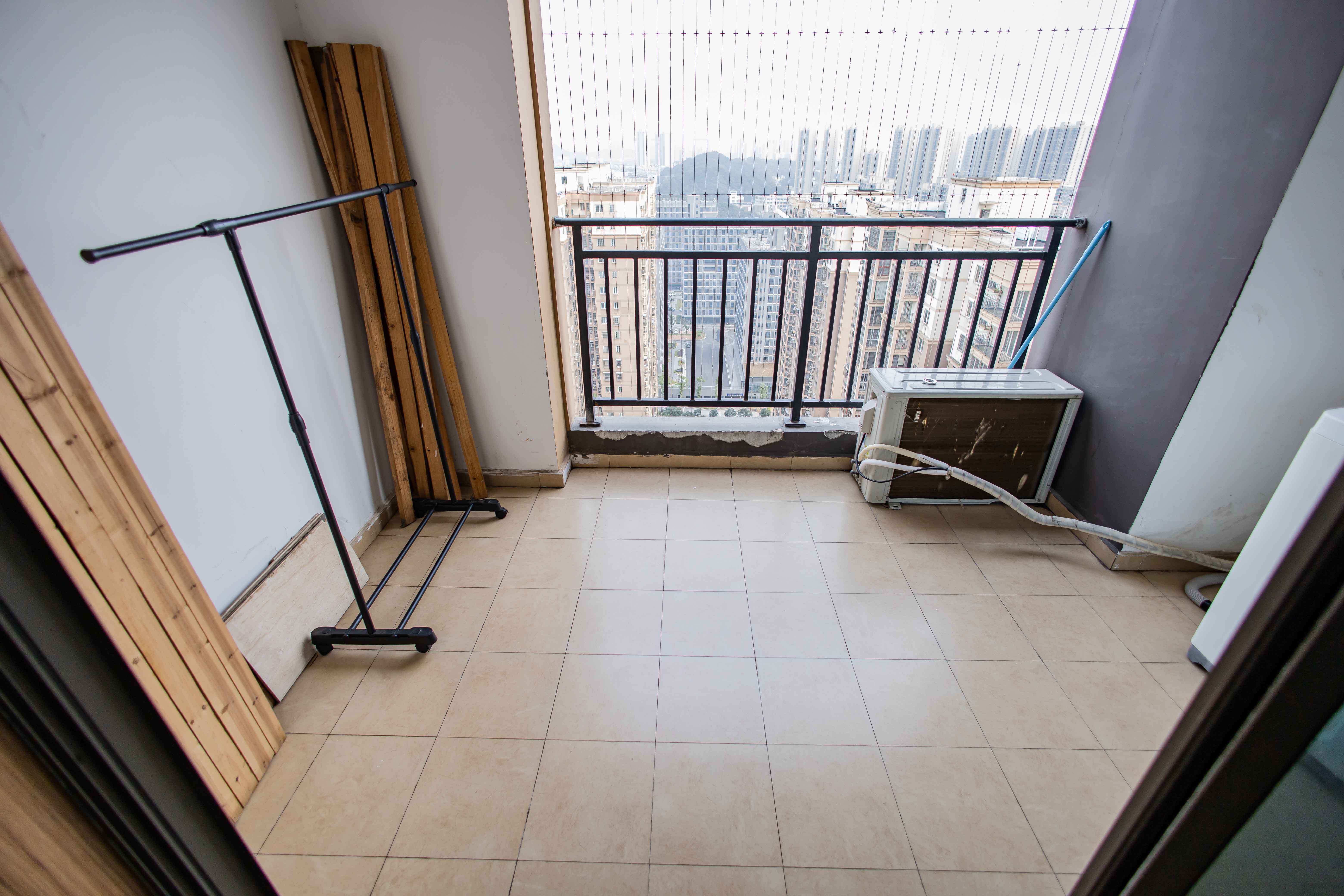 麓谷小镇  3室2厅1卫   49.90万阳台