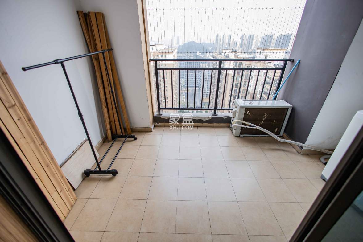 麓谷小镇  3室2厅1卫   49.90万 麓谷小镇  3室2厅1卫   49.90万阳台