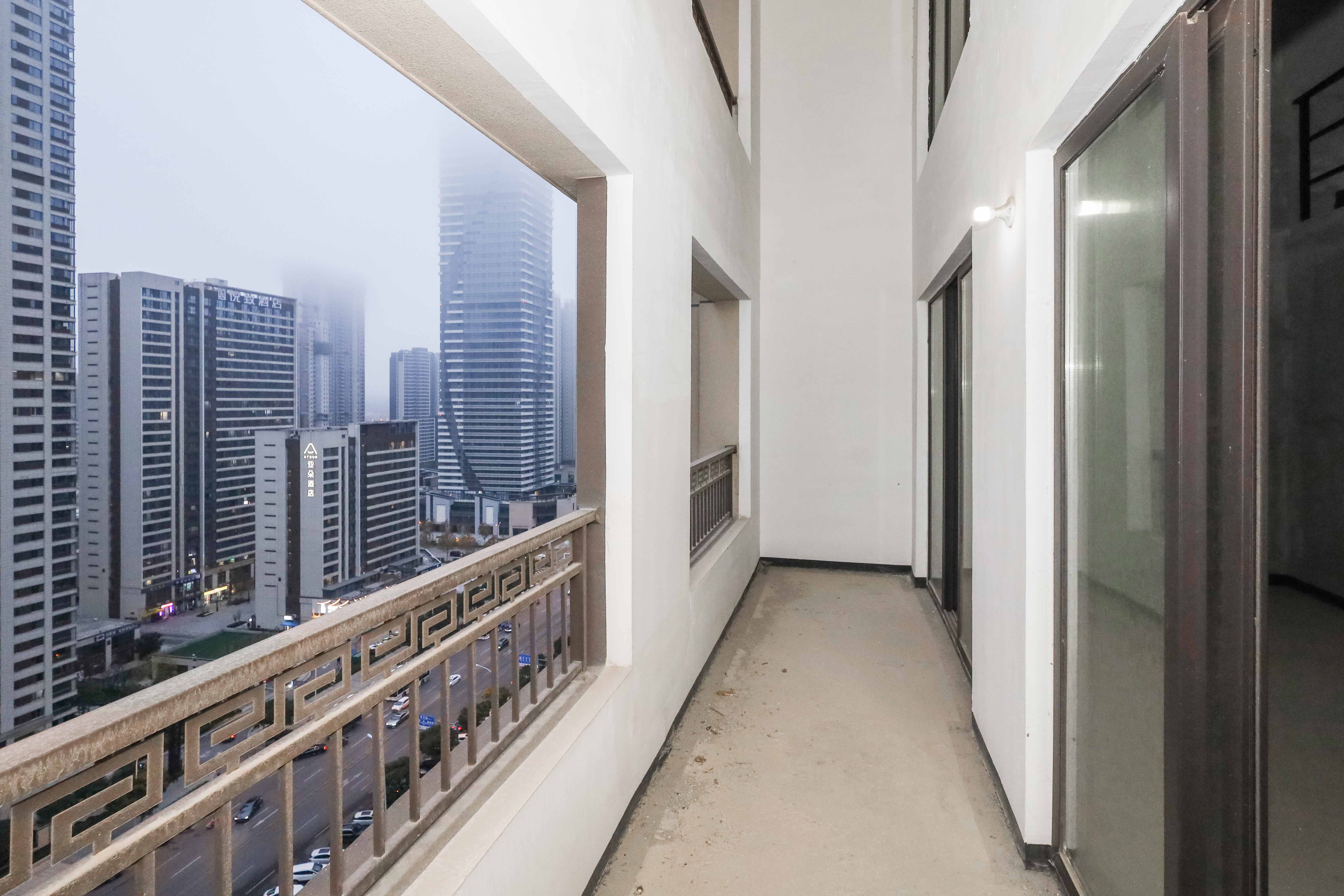 建发央著  4室2厅2卫   225.00万阳台