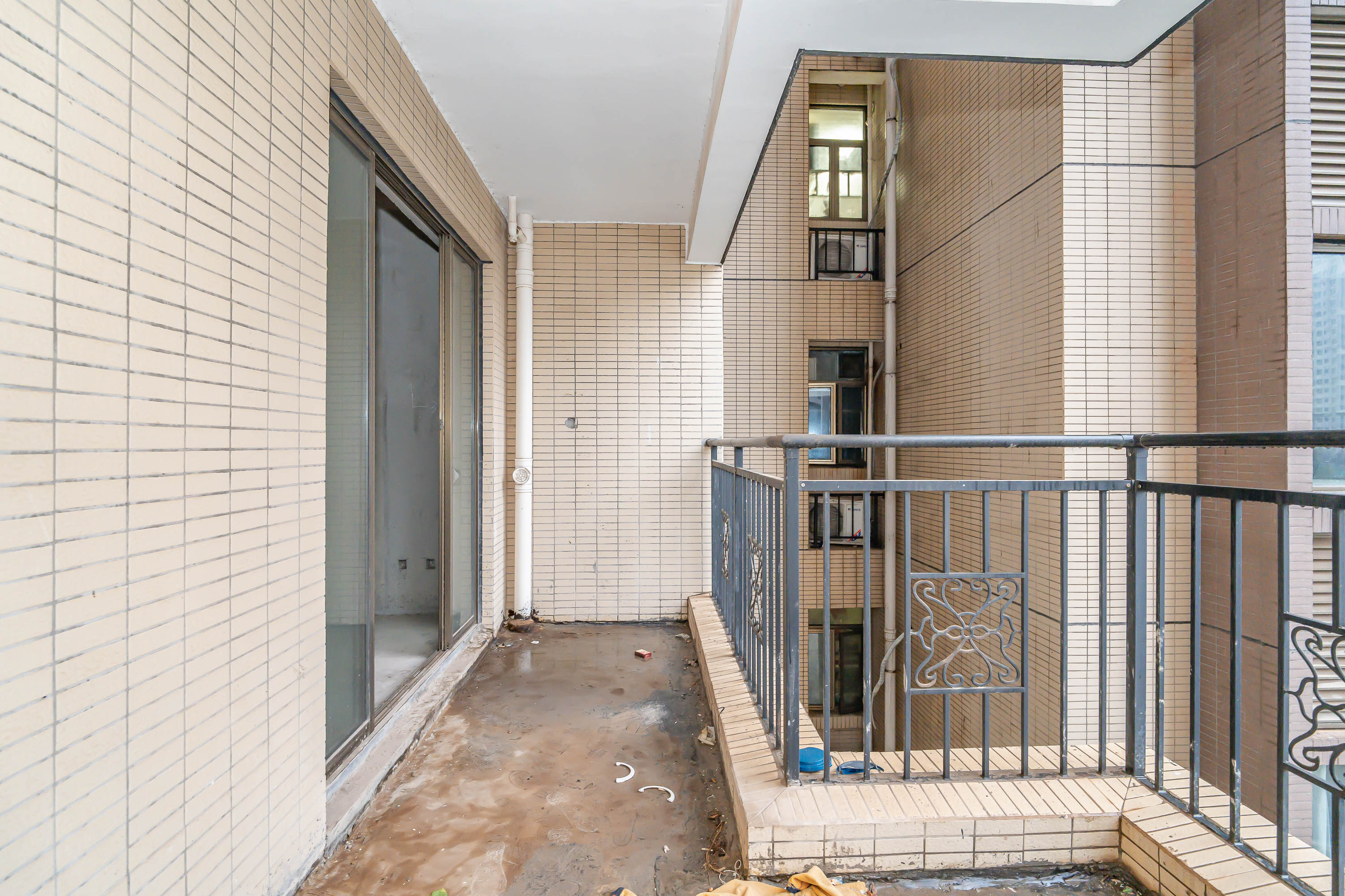 江山帝景雅典  4室2厅2卫   146.50万阳台