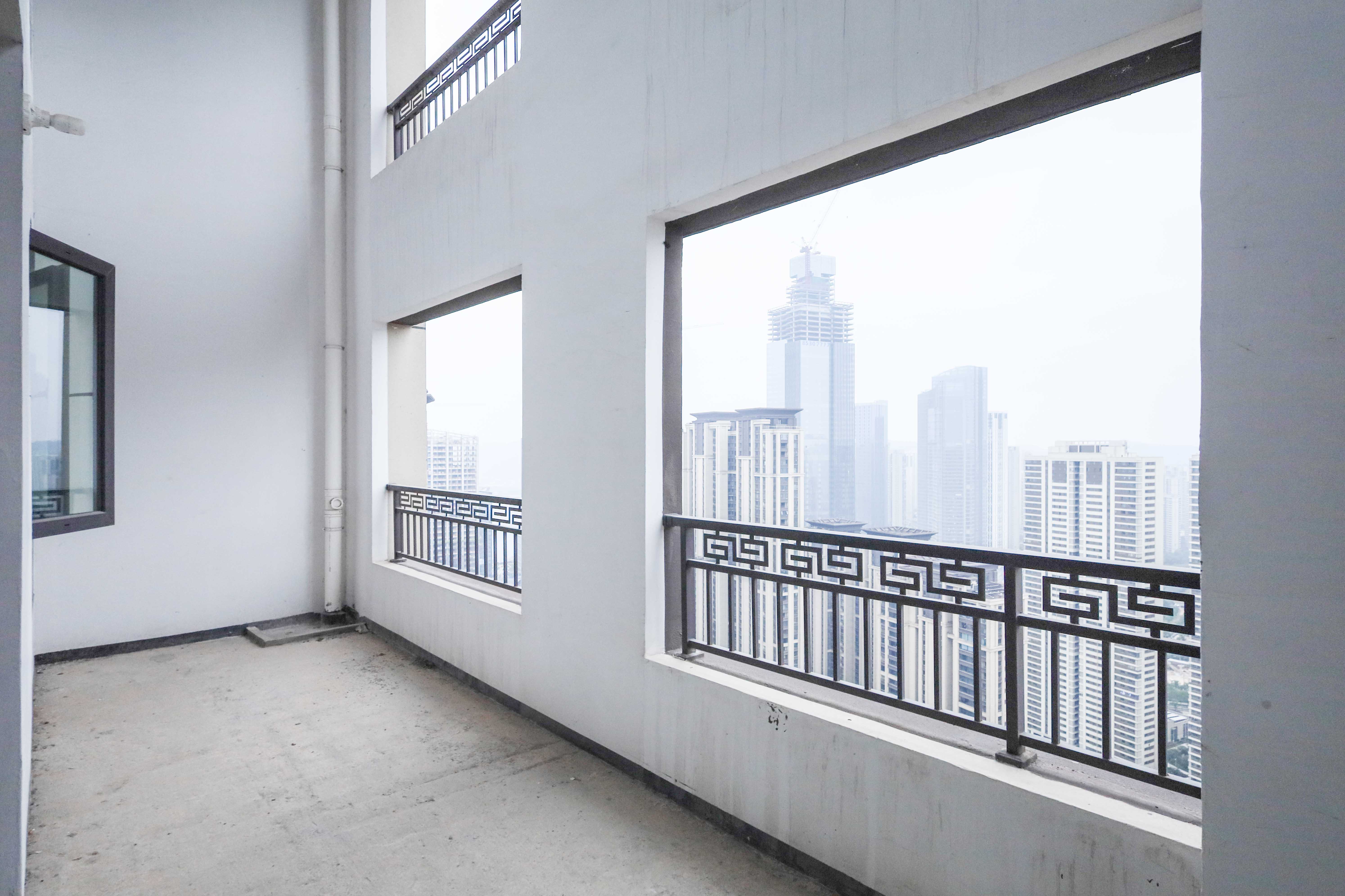 建发央著  4室2厅2卫   222.00万阳台