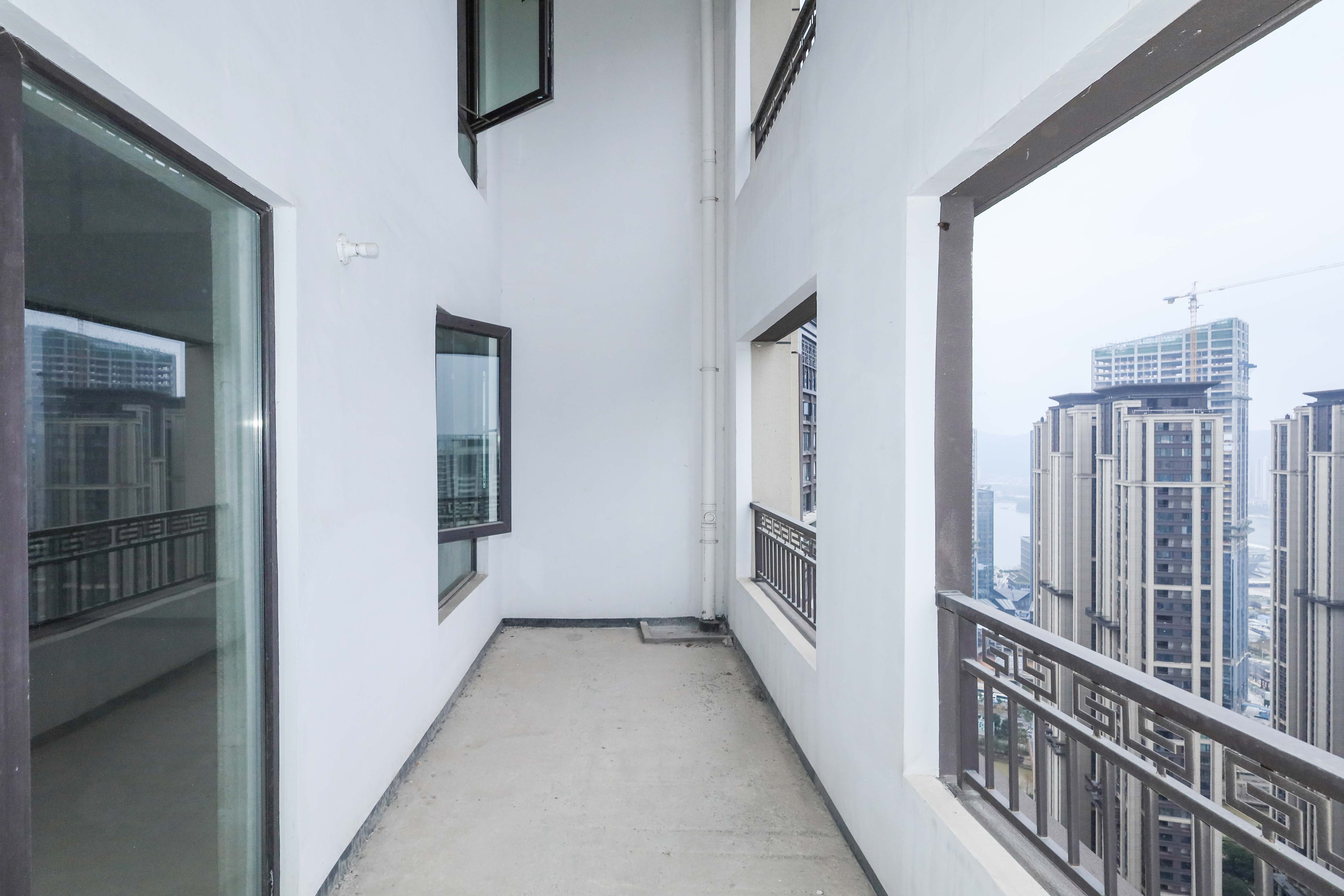 建发央著  4室2厅2卫   222.00万阳台