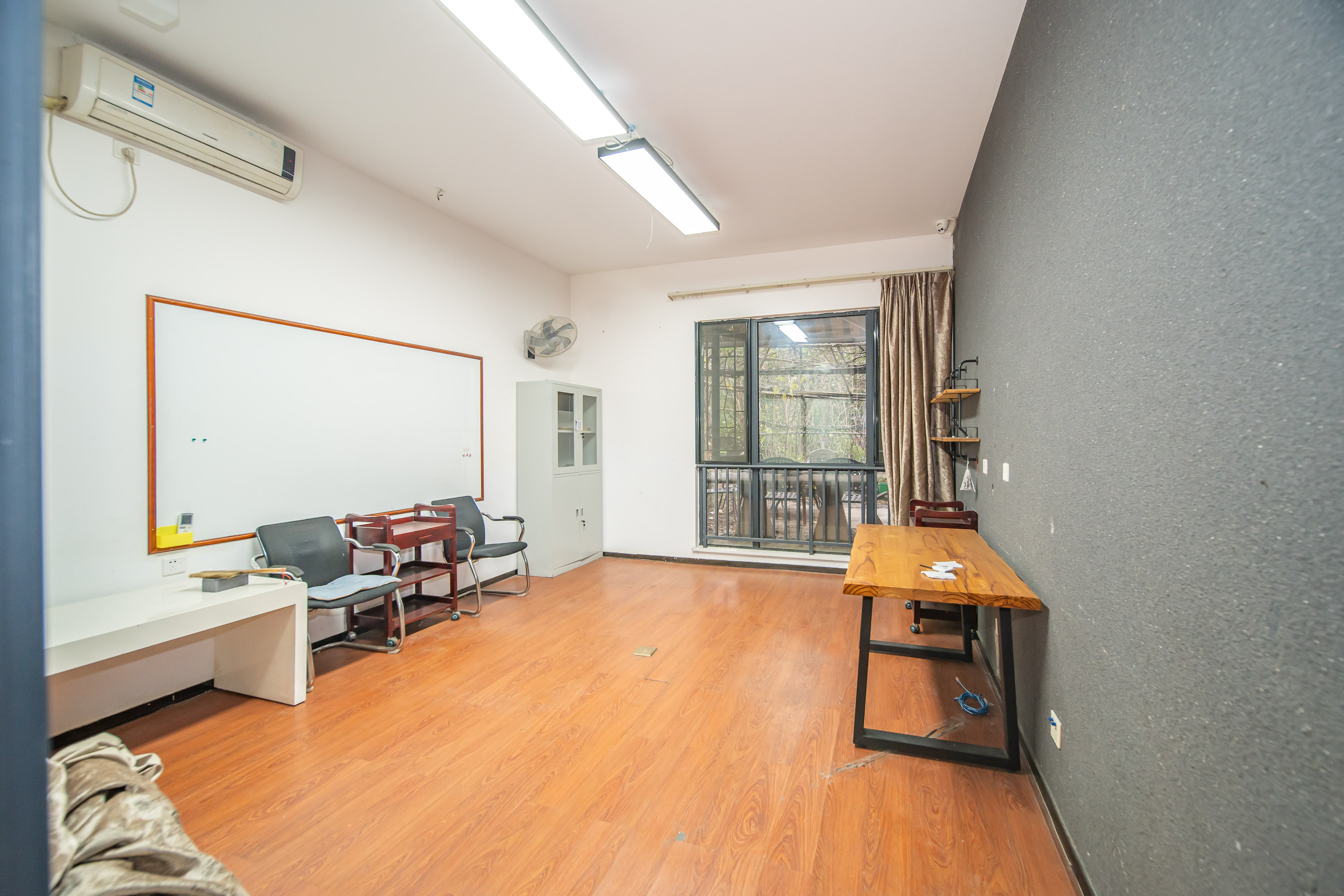 阳光100三期  4室2厅2卫    218.0万 阳光100三期  4室2厅2卫    218.0万卧室