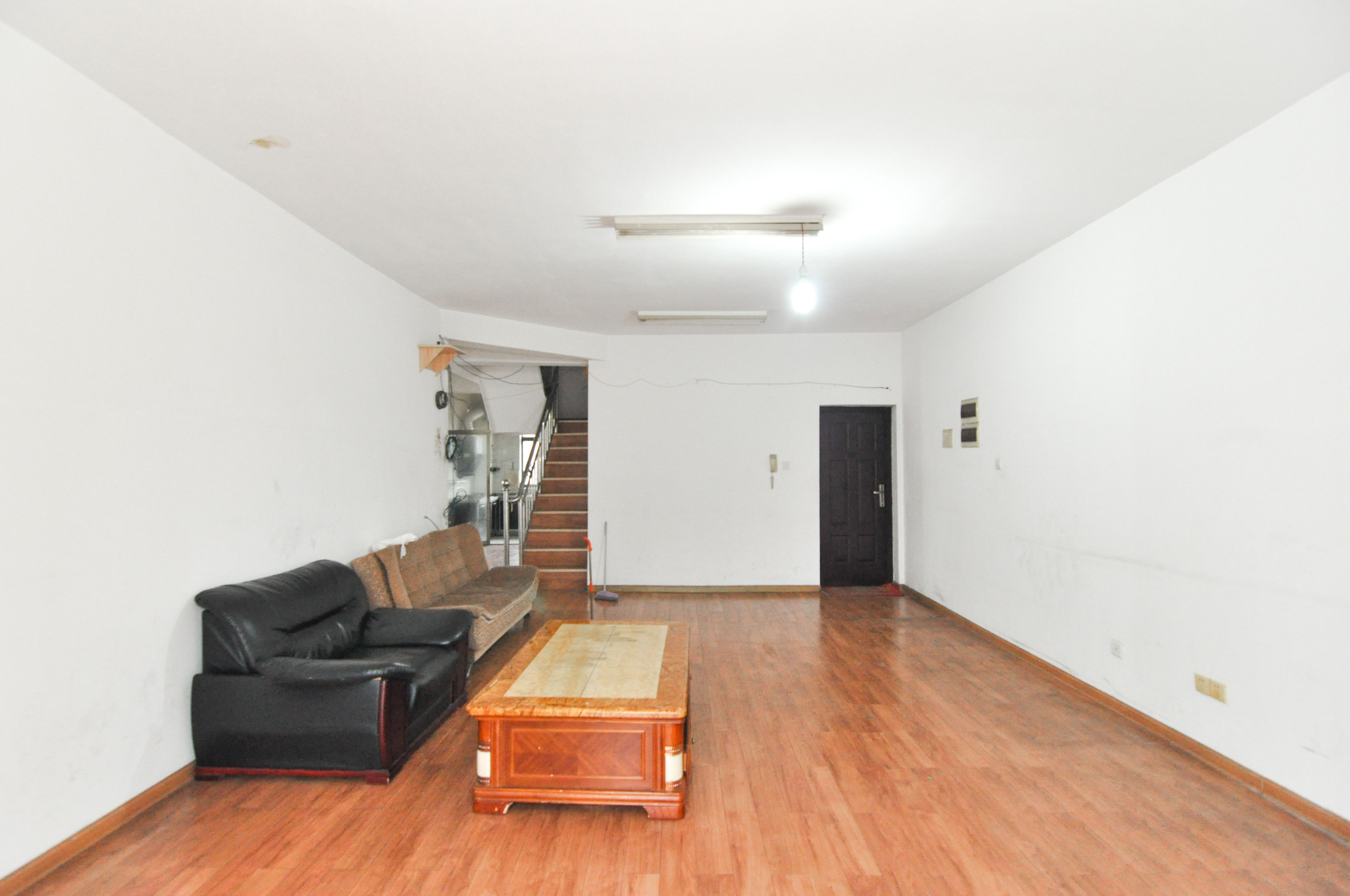 城西公寓(西城门第) 5室3厅2卫 139.0万 城西公寓(西城门第) 5室3厅2卫 139.0万客厅