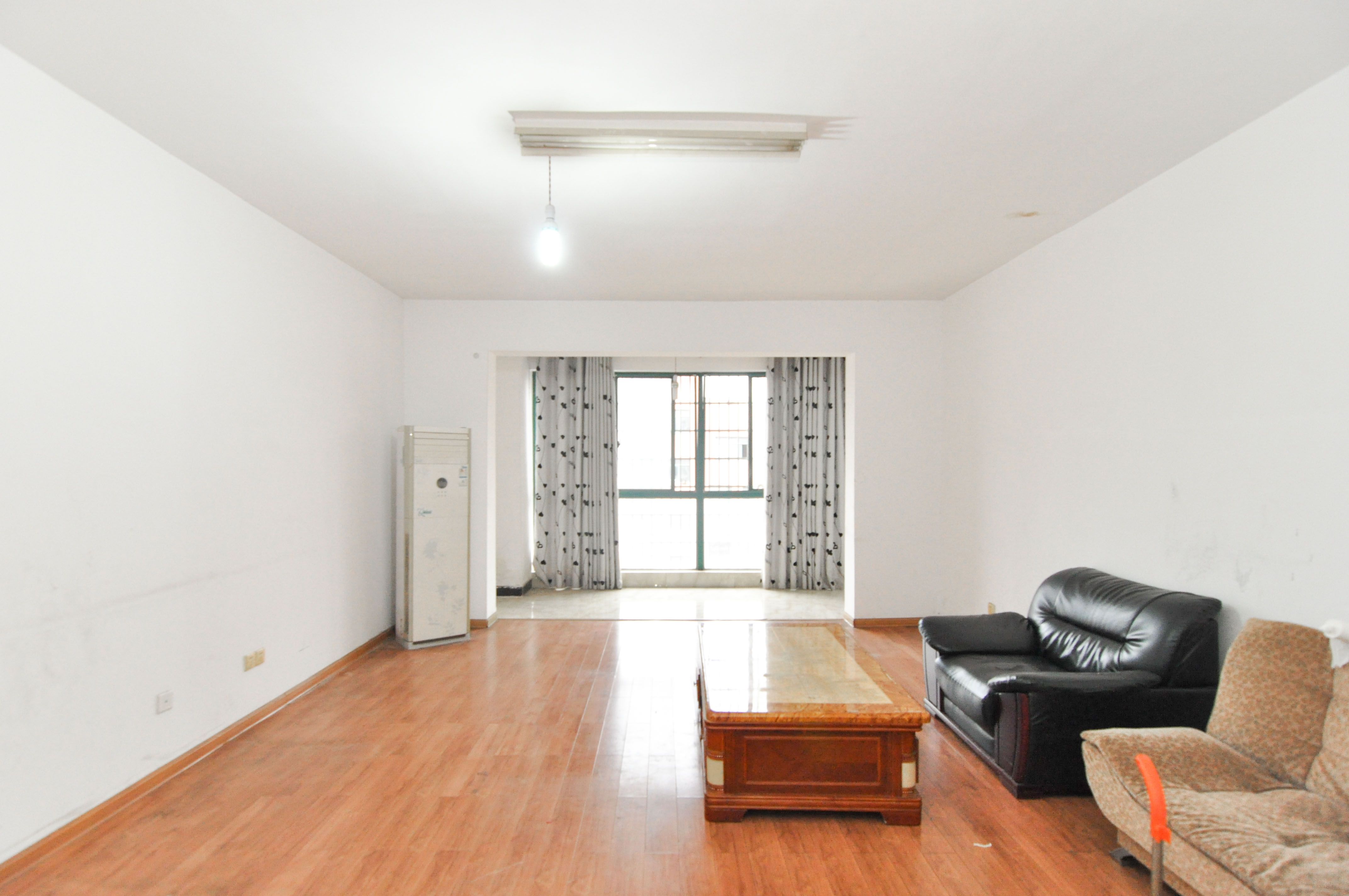 城西公寓(西城门第) 5室3厅2卫 139.0万 城西公寓(西城门第) 5室3厅2卫 139.0万客厅