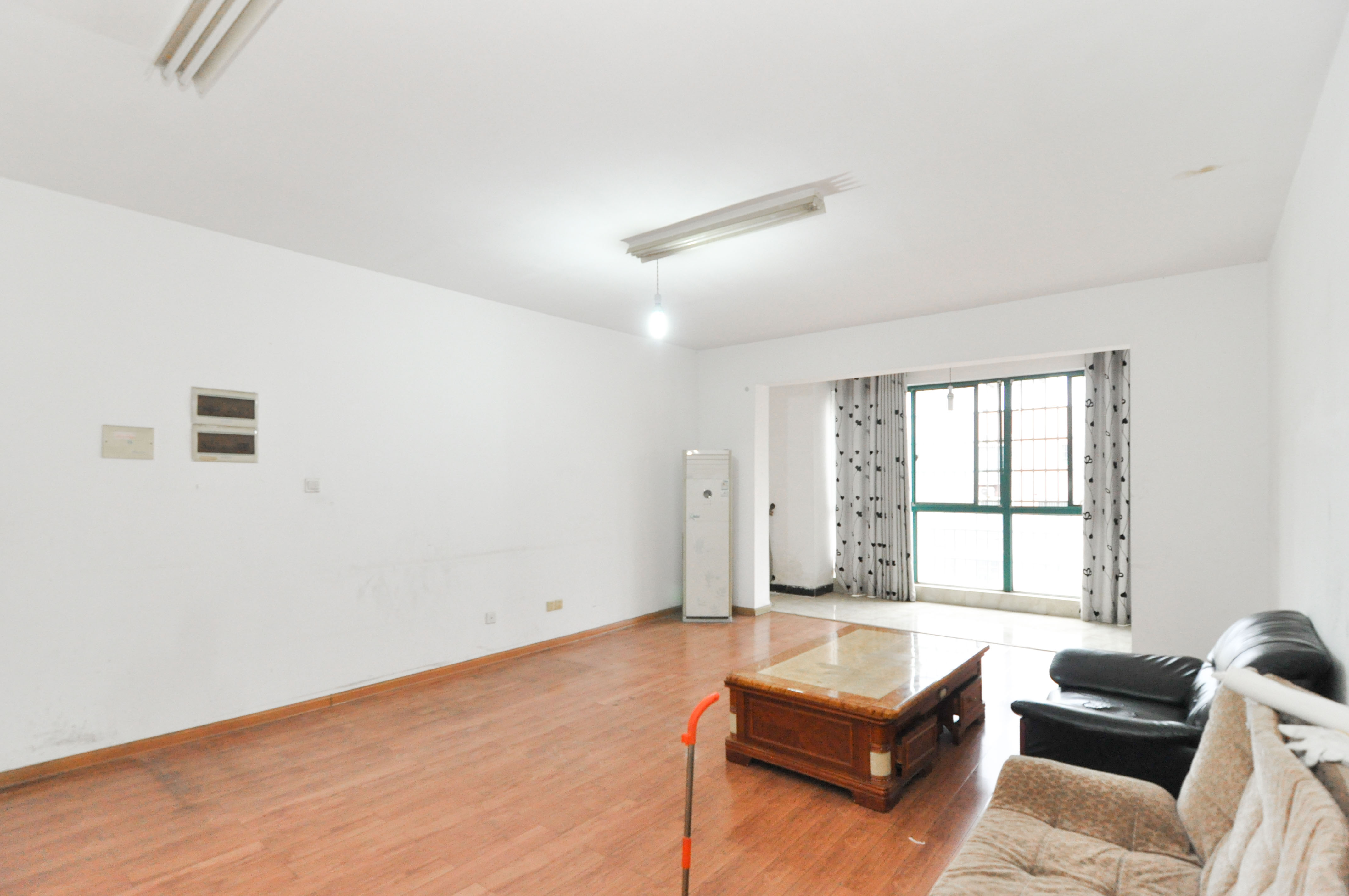 城西公寓(西城门第) 5室3厅2卫 139.0万 城西公寓(西城门第) 5室3厅2卫 139.0万客厅