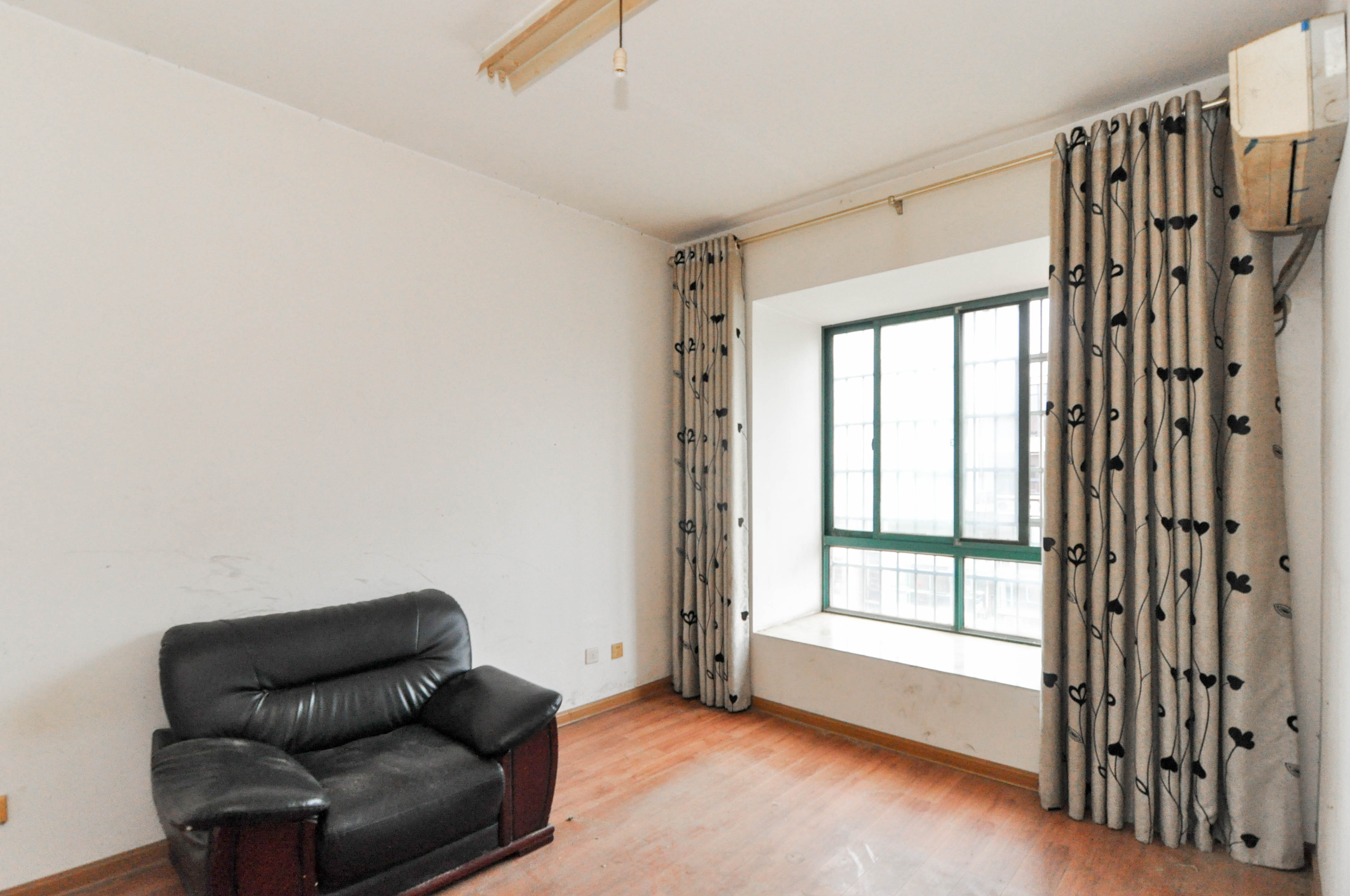 城西公寓(西城门第) 5室3厅2卫 139.0万 城西公寓(西城门第) 5室3厅2卫 139.0万其他