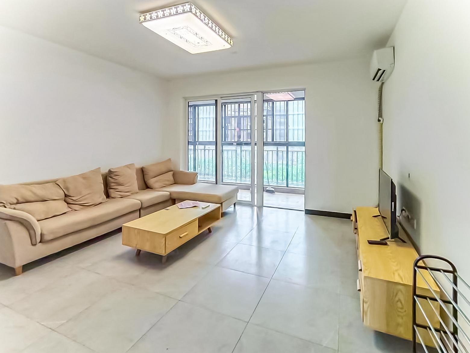 和悦城(蟠龙景苑) 3室2厅2卫 80.0万 和悦城(蟠龙景苑) 3室2厅2卫 80.0万客厅