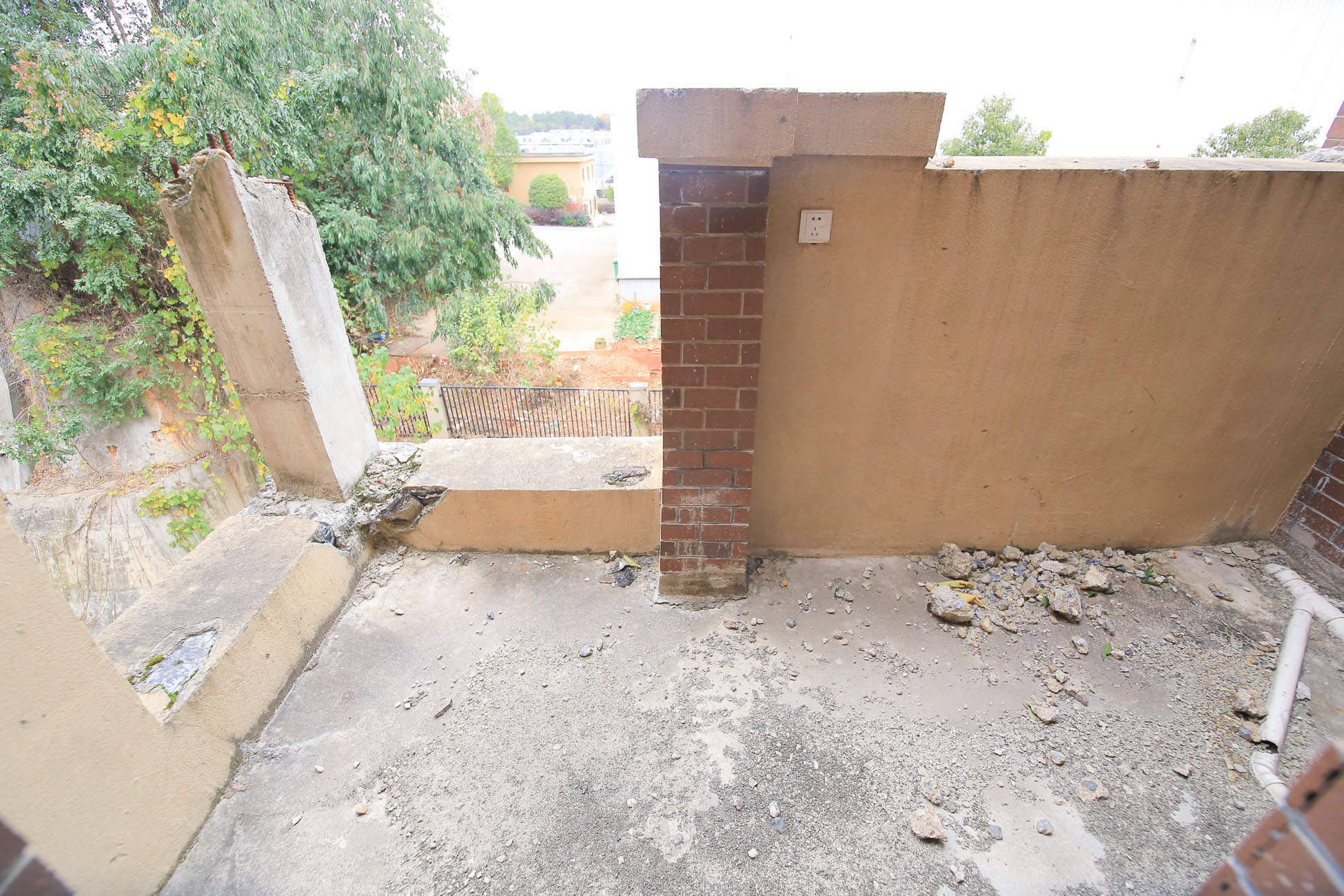 保利城(中航城国际社区、郡原美村) 4室4厅2卫 216.8万 保利城(中航城国际社区、郡原美村) 4室4厅2卫 216.8万阳台