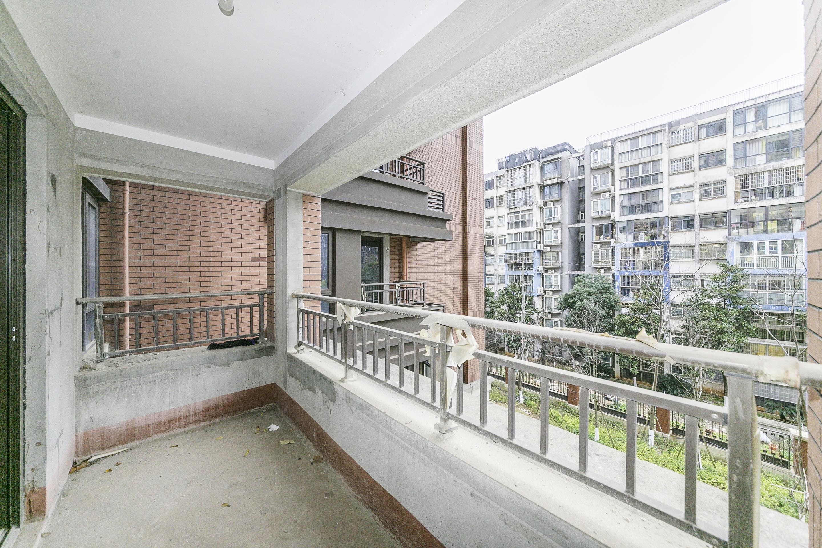 鑫远翡丽郡(鑫远翡丽雅苑) 4室2厅2卫 185.0万 鑫远翡丽郡(鑫远翡丽雅苑) 4室2厅2卫 185.0万阳台