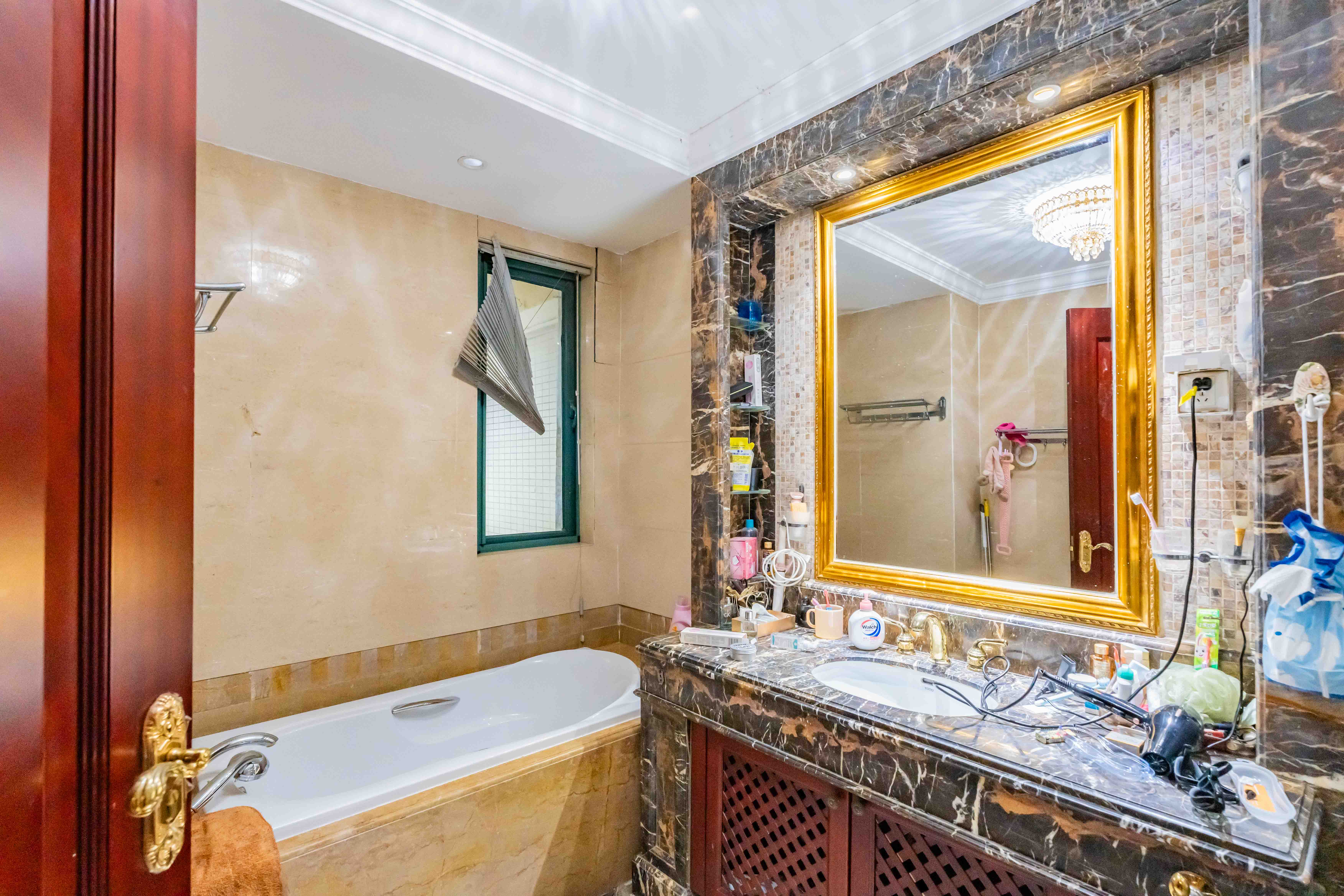 恒大雅苑  4室2厅2卫    148.0万卫生间