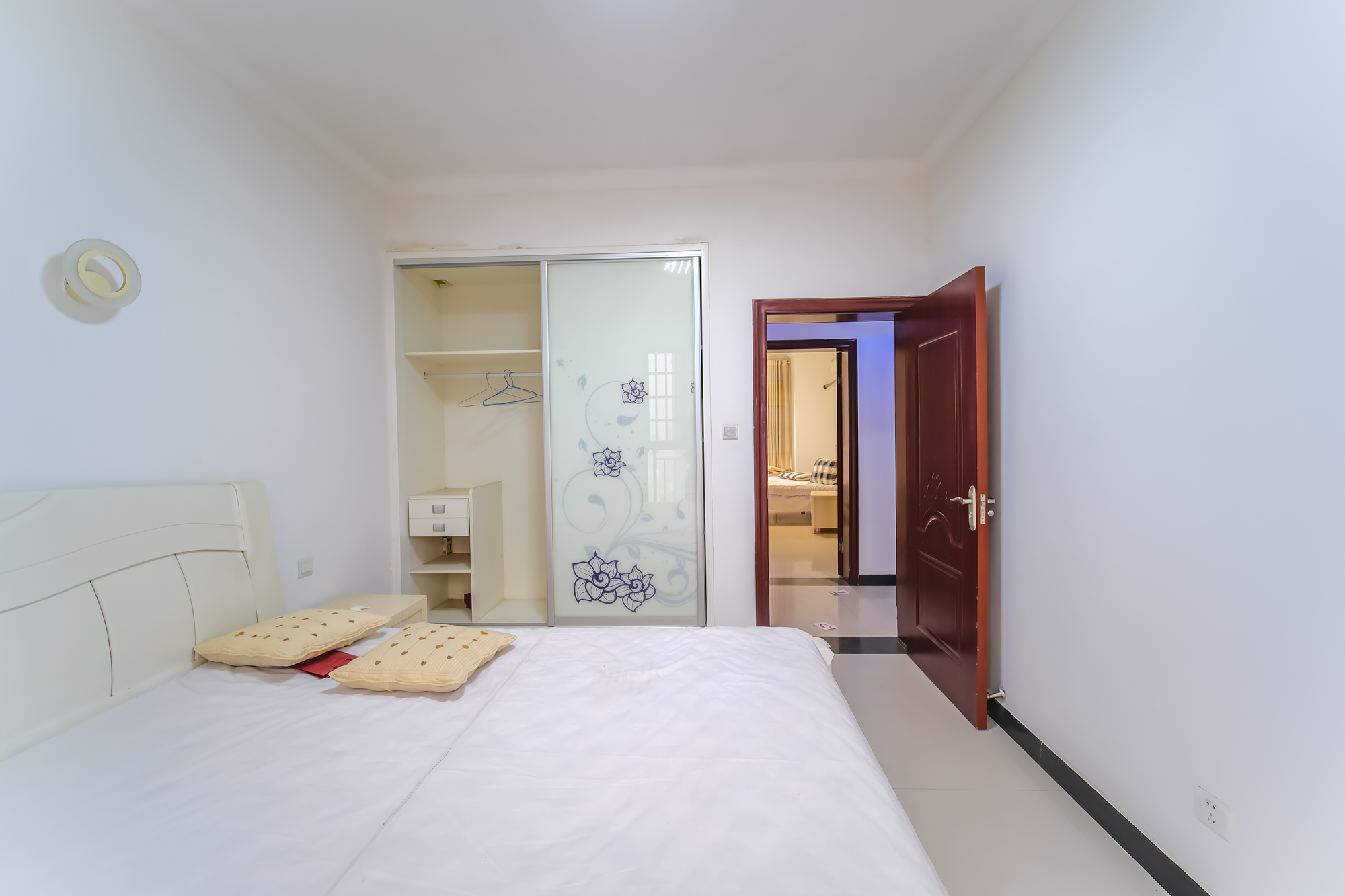 三一街区  3室2厅2卫   88.00万卧室