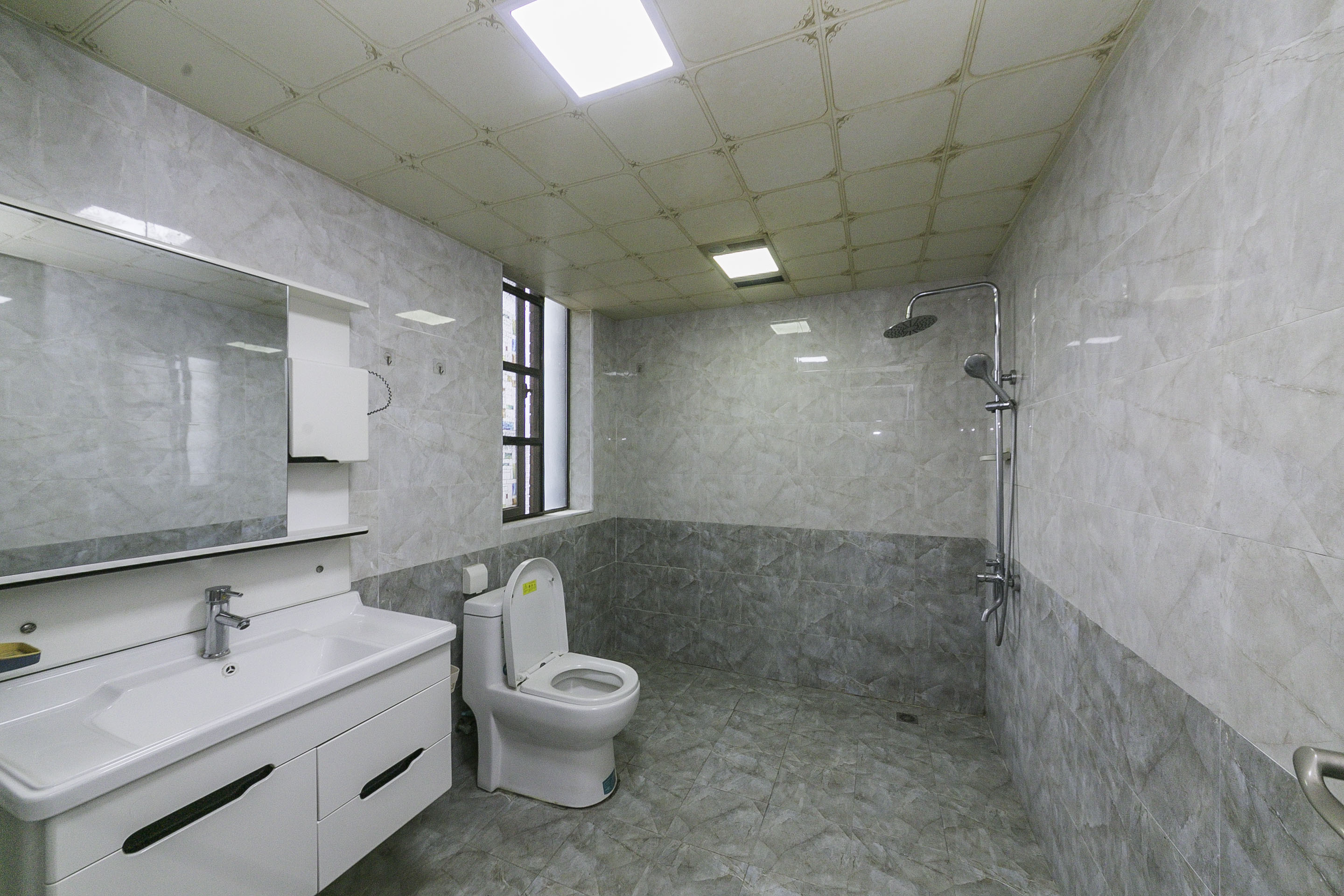 奥林匹克花园 3室2厅2卫 152.8万 奥林匹克花园 3室2厅2卫 152.8万卫生间