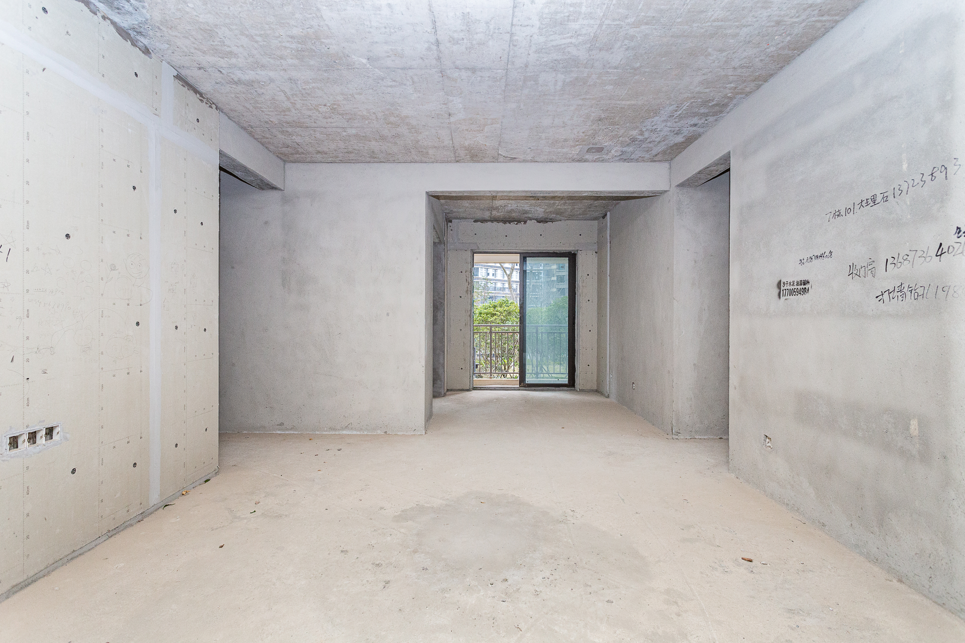 长燃润和天地(长润小区印湘江) 5室2厅2卫 120.0万 长燃润和天地(长润小区印湘江) 5室2厅2卫 120.0万客厅